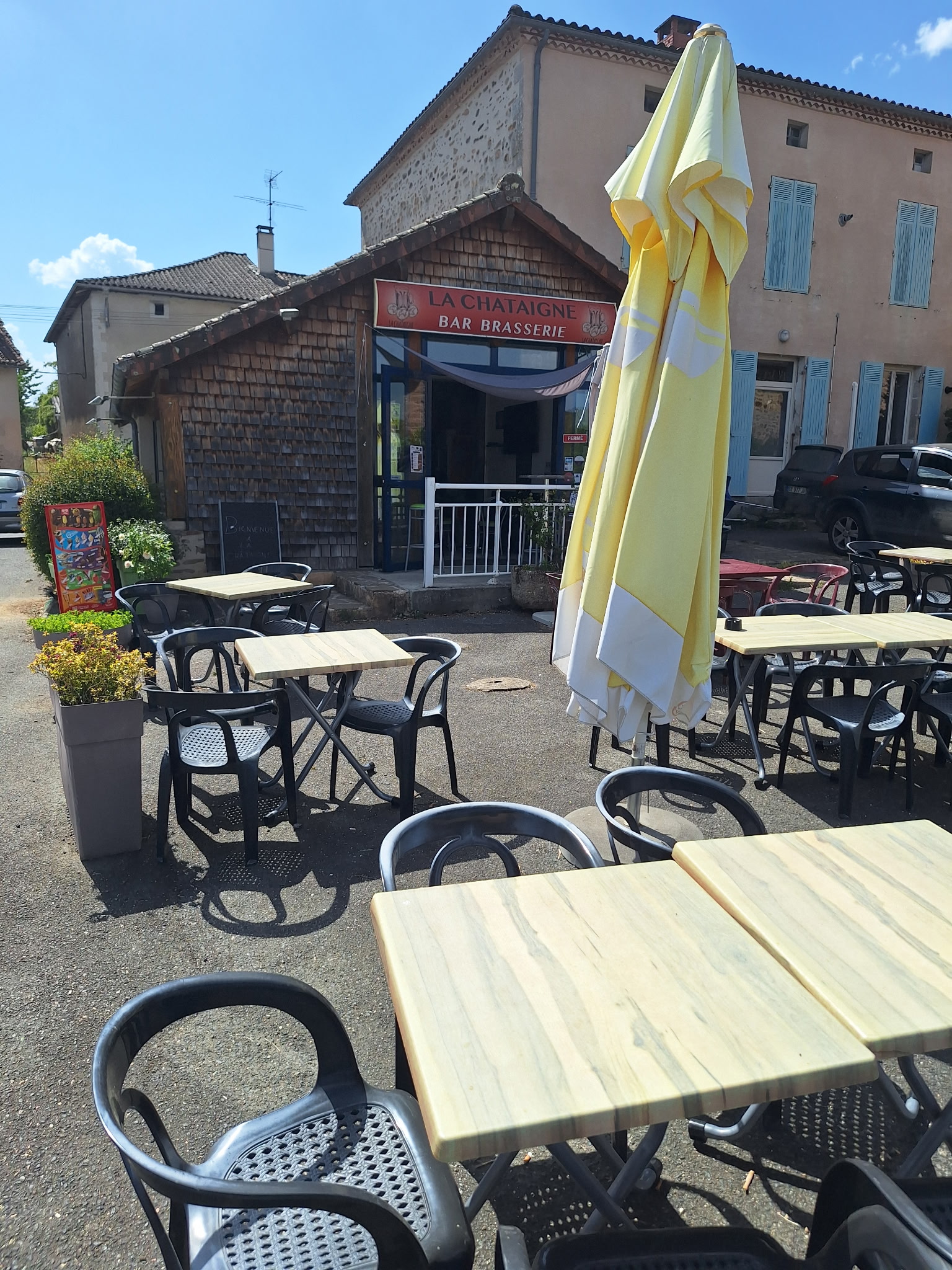 Vend cause Santé fonds de commerce  bar brasserie au cœur du perigord vert dans un petit village avec épicerie garage automobile 3 médecins kiné infirmière coiffeur notaire et nombreux autres artisans. Bâtiment en location à la mairie loyer attractif fonctionnement en snack le soir sur place ou à emporter menu ouvrier le midi placé sur une grande place terrasse 30 places salle 50 places plus de renseignements nous contacter reponse rapide .