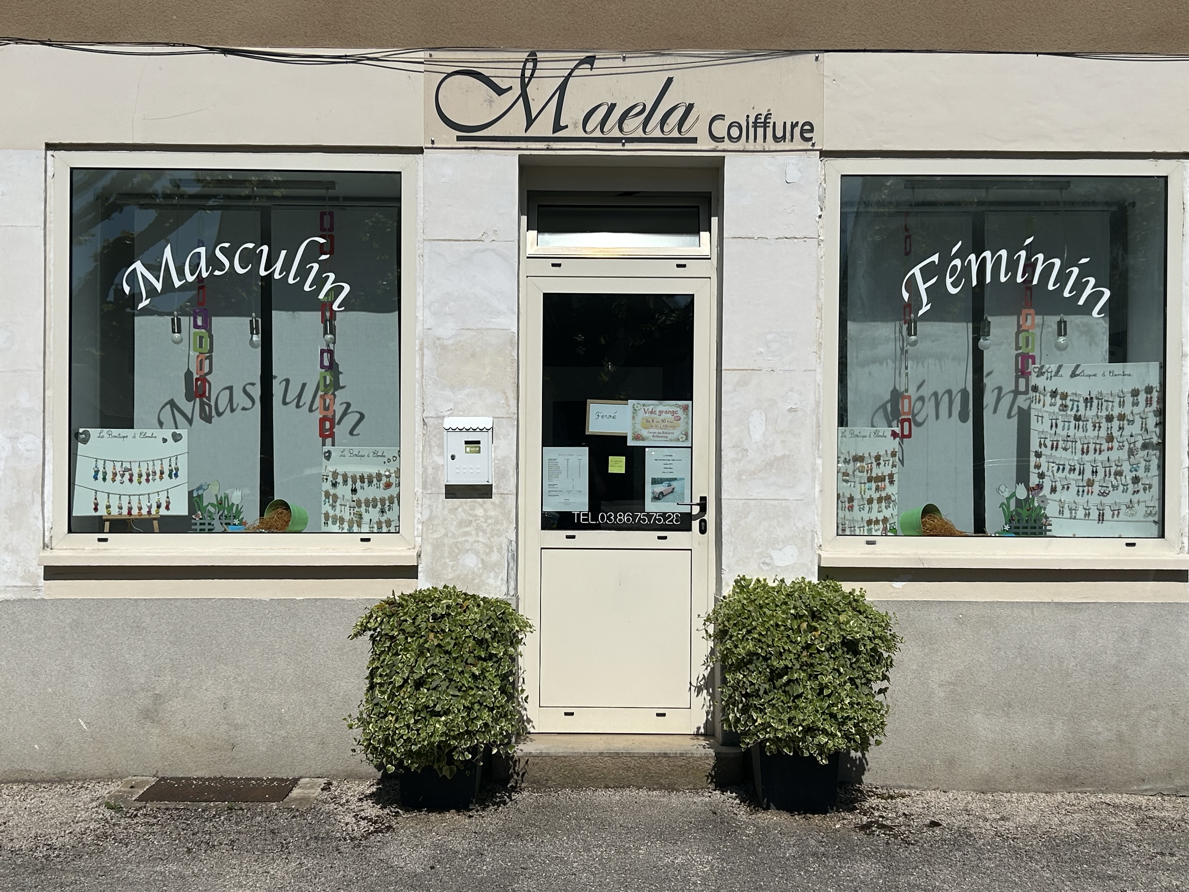 Salon de coiffure clé en main dans un secteur dynamique avec une clientèle, fidèle et régulière. 
Emplacement de qualité avec une bonne visibilité par commerce et ecole à proximité