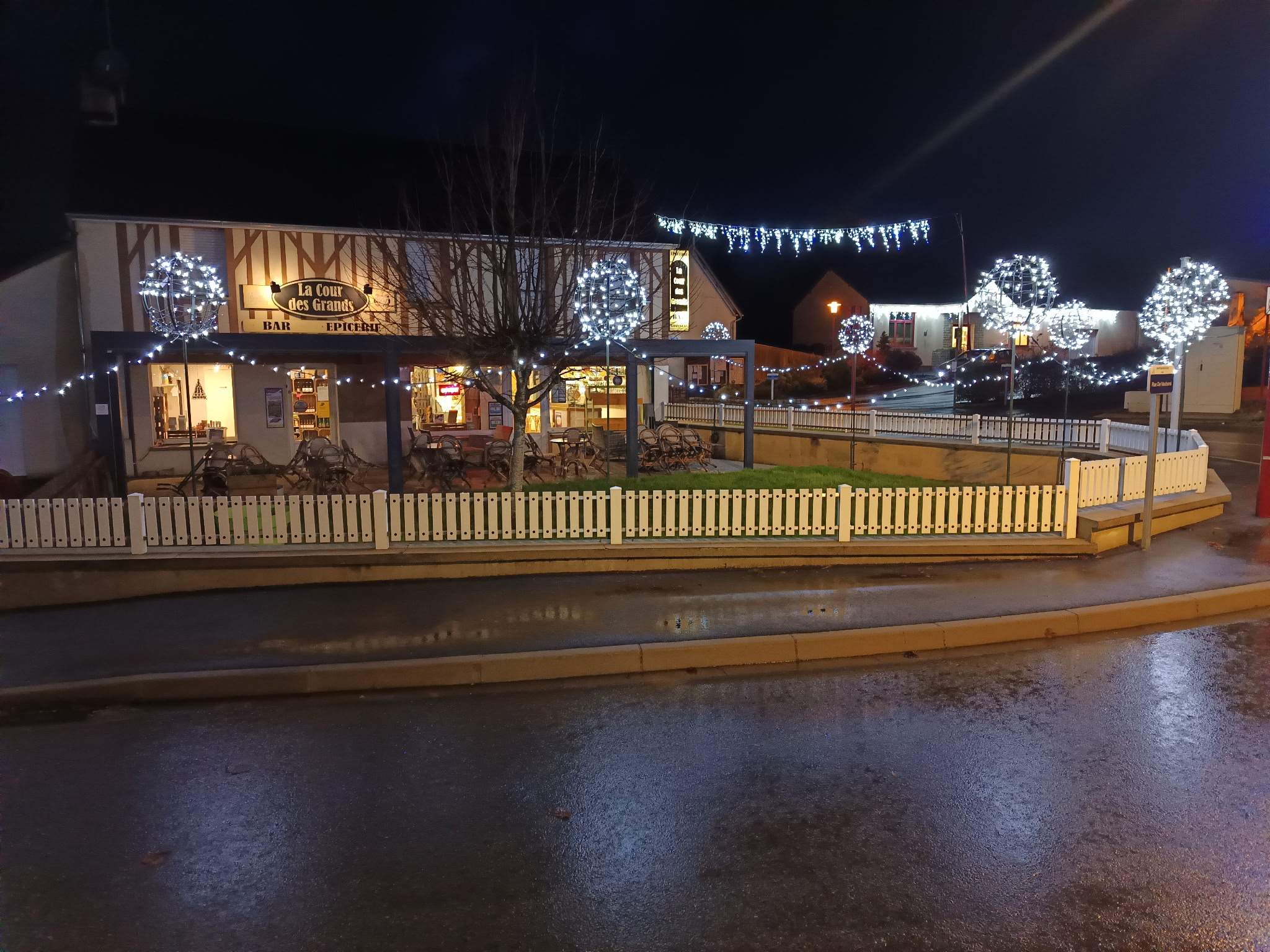 Vends fonds de commerce saisonnier dans locaux communaux (logement compris)
petit loyer pour l'ensemble du bâtiment, licence IV comprise

Unique commerce à 200 m de la vélocénie (voie verte reliant Paris/le mont Saint-Michel) entre 2 villes éloignées
Unique commerce proposant une grande pergola couverte bioclimatique, pratique en cas de pluie ou de grand soleil
Unique commerce avec terrasse privative (herbe) et clos aux 3/4, pas de terrasse de "trottoir"
3 parkings communaux à proximité

Précédemment :
dépôt boulangerie, épicerie, bar, gaz

Développé depuis 3 ans :
Accueil vélo officiel, revente tabac, snacking, point poste, FDJ, rôtisserie le dimanche, vente de produits maraîchers bio (maraîcher à 4 kms), journaux, produits régionaux : charcuterie/crèmerie, biscuiterie, bière bio, cidre/poiré... de la région
(possibilité de développer davantage en restauration, en soirée...)
Beaucoup de matériels récents

Vente car changement de projet
