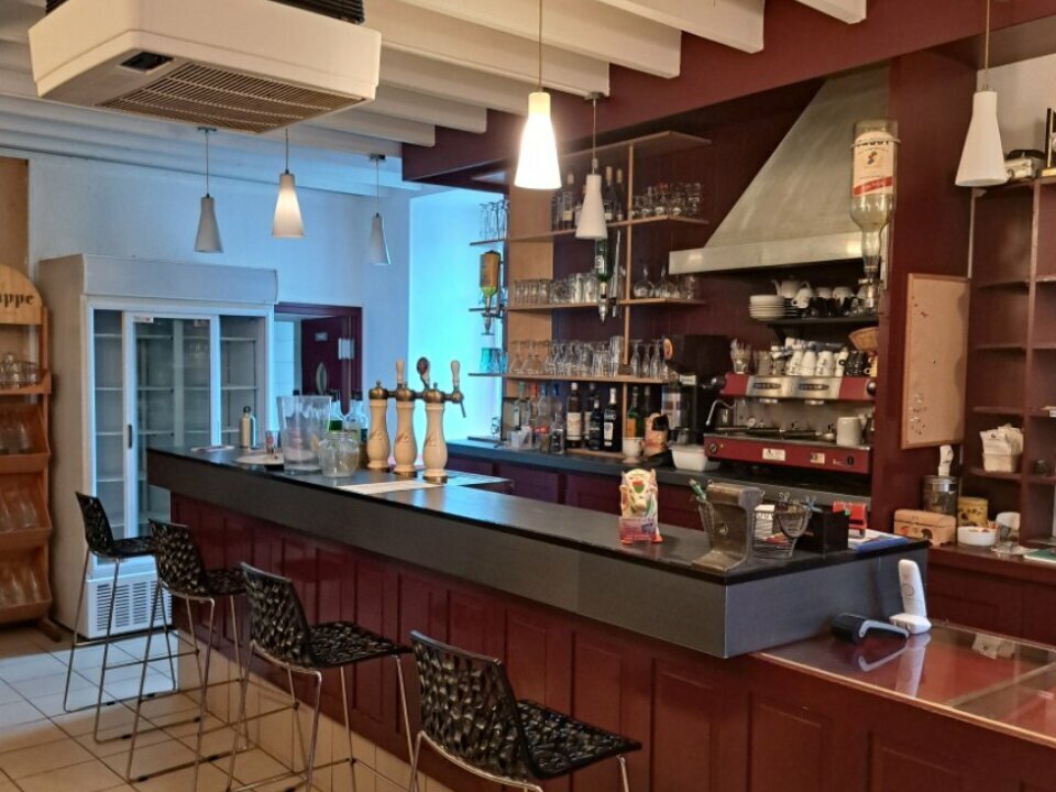 Cette commune situé à 25 km du Mans vous propose ce bar restaurant avec une belle opportunité d’exploitation, idéalement situé en plein centre bourg. Le bien comprend :
- Une surface commerciale de 100 m², avec une salle de restauration pouvant accueillir jusqu’à 50 couverts, offrant un cadre chaleureux pour vos clients. Le loyer s’élève à 300€ hors taxes.
- Une cuisine entièrement équipée pour répondre aux besoins des professionnels de la restauration.
- Un logement de fonction à l’étage de 130 m² avec un loyer de 300€.
- Une Licence IV mise à disposition pour la vente d’alcool

Ce bien est parfait pour un projet de restauration avec une belle clientèle locale et touristique.

Bien à reprendre en location gérance dès que possible.