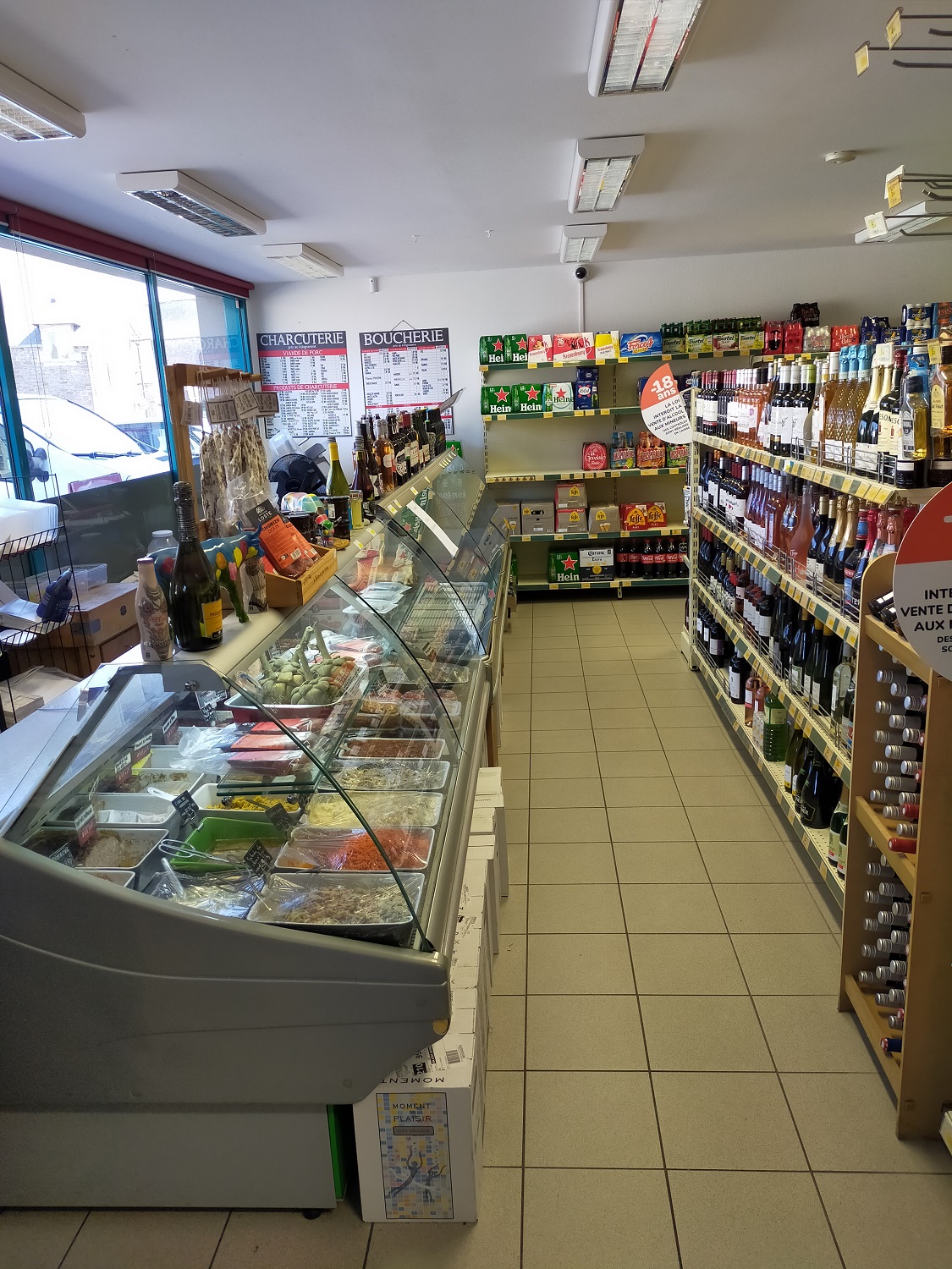 Dans une commune en fort développement de la région Saint-Malo, vends fonds supérette, relais colis.
Magasin agréable.
Parking devant le local.
Affaire idéale pour une personne.
Surface de vente de 70 m².
Loyer mensuel de 610 €.
Prix net vendeur : 30 000 € + 10 % TTC (8,33 % HT) d'honoraires agence à la charge de l'acquéreur.
Les informations sur les risques auxquels ce bien est exposé sont disponibles sur le site Géorisques : georisques.gouv.fr.
Contact : Agence MOHAN TRANSACTIONS - RCS RENNES 810 806 661 - Carte professionnelle délivrée par la préfecture d'Ille et Vilaine N° 2201 2018 000 030 018 - Tel : 07 86 64 18 04