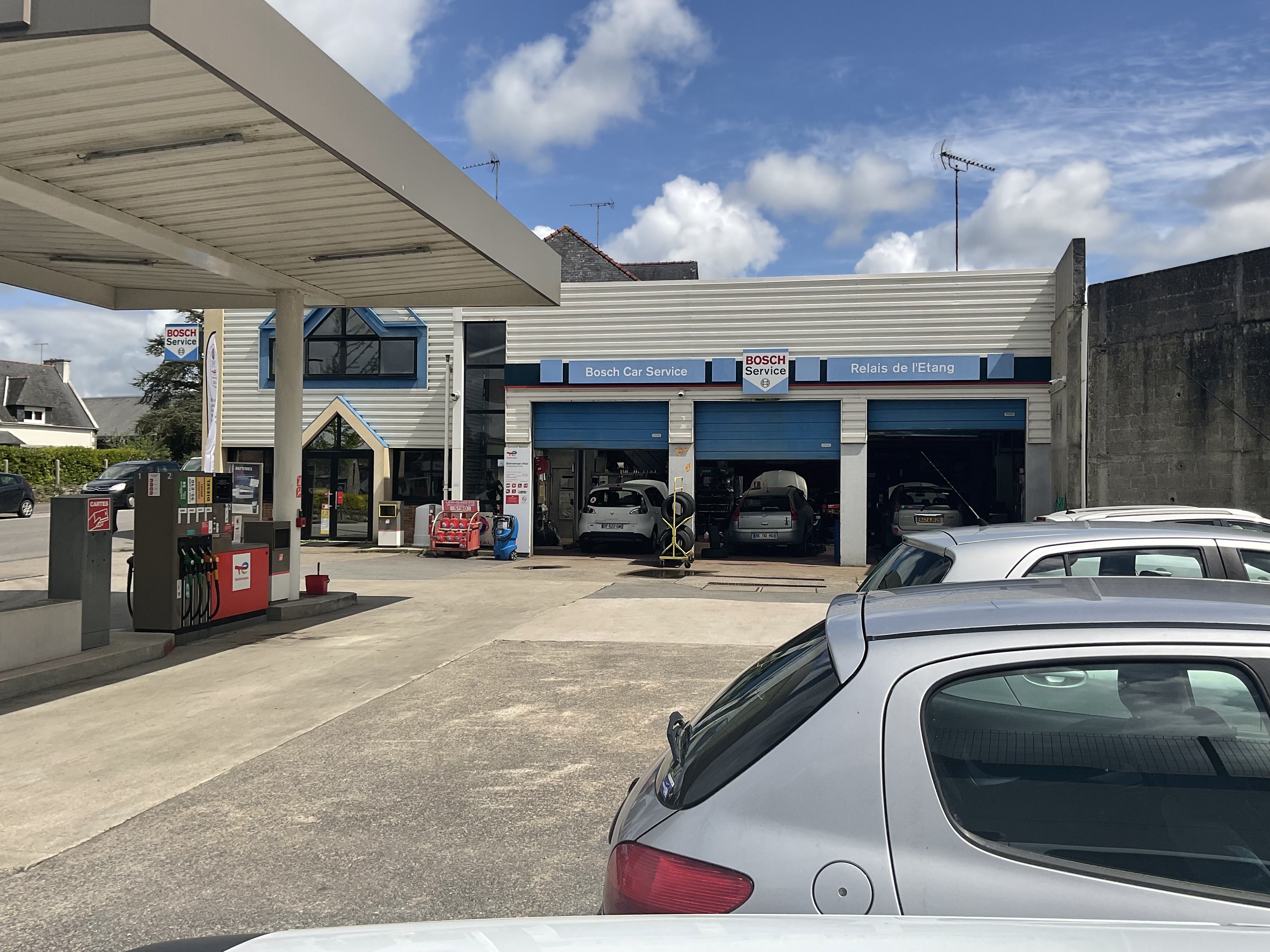 Garage ,station service ,dépôt colis ,gaz,
Entreprise exploiter depuis 35 ans ,elle existe depuis 1928, 
Environs 120 client jour ,ouvert 5,5 jours par semaine possibilité d acheter les murs ,un appartement est réalisable environ 80 m2 ,
Bonne notoriété,clientèle d habitués,