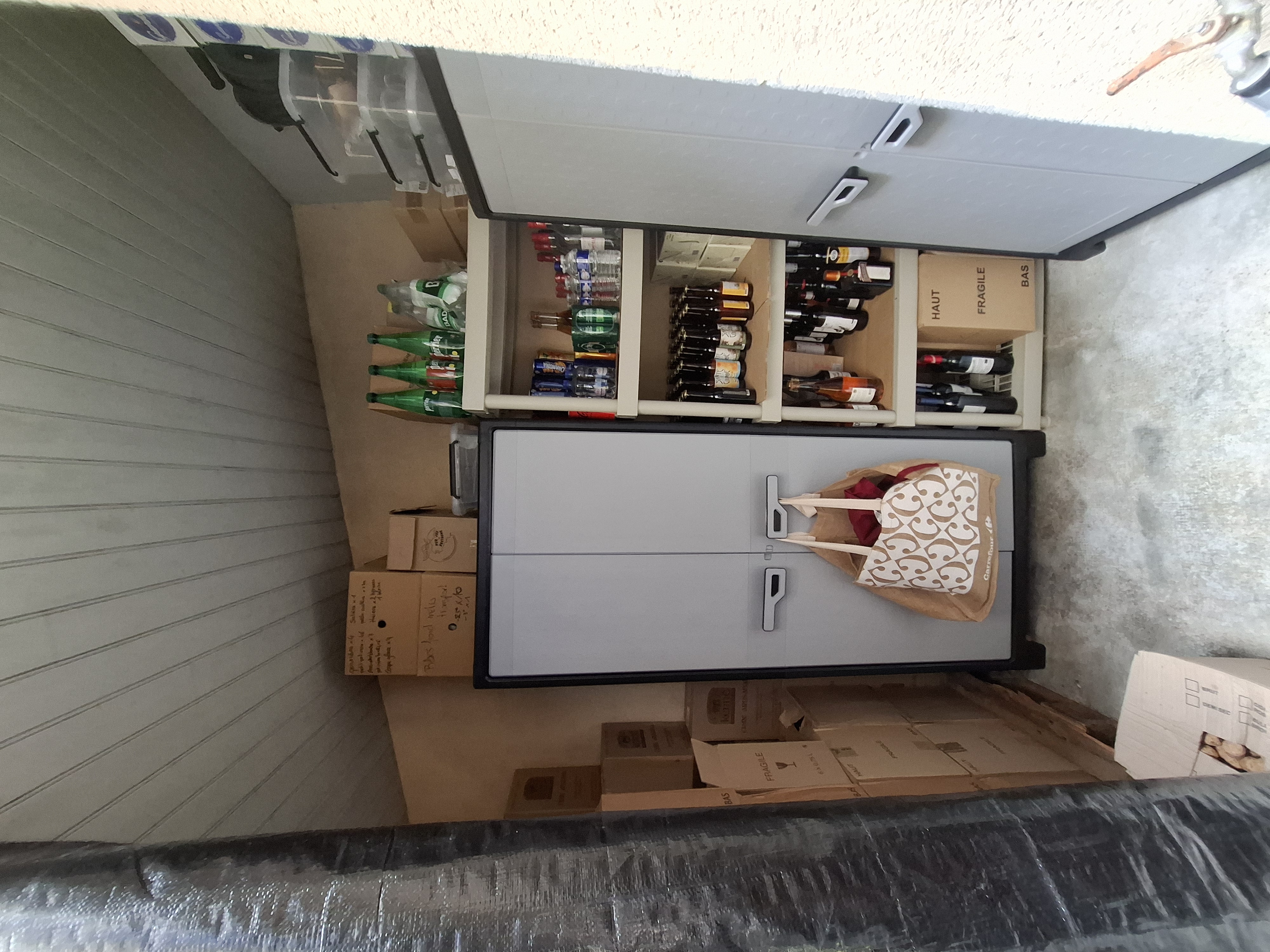 Suite à des problèmes de santé récurrents et qui ne vont, malheureusement, pas en s'arrangeant, nous mettons en vente notre crêperie. 

Petit restaurant créé il y a plus de 30 ans et jouissant d'une très bonne réputation (Guide du Routard, Petit Futé / Tripadvisor / Google ), il est idéalement situé en plein centre ville, à proximité de parkings gratuits. Voisin direct du théâtre Comoedia. 

Actuellement exploité en tant que crêperie, toute forme de restauration y est envisageable.

Sa taille est idéalle pour 2 personnes mais avec un gros potentiel de développement, une troisième personne pourrait être engagée.

Le local se constitue d'une salle de restaurant de 24 couverts (clim réversible 2022), des sanitaires aux normes ad ap, une cuisine fonctionnelle et toute équipée (froids positifs et négatifs, plonges, extraction, éviers, galetières, etc..), d'une cave avec bac à graisse, d'une petite cour à l'arrière de la cuisine ainsi que d'une petite reserve . Un droit de terrasse (douzaine de couverts) en façade complète le tout.

Aucun salarié à reprendre.

Loyer 1100HT

Accompagnement possible !

Gros potentiel avec ce petit restaurant !!

N'hésitez pas à nous contacter pour plus d'informations 😊