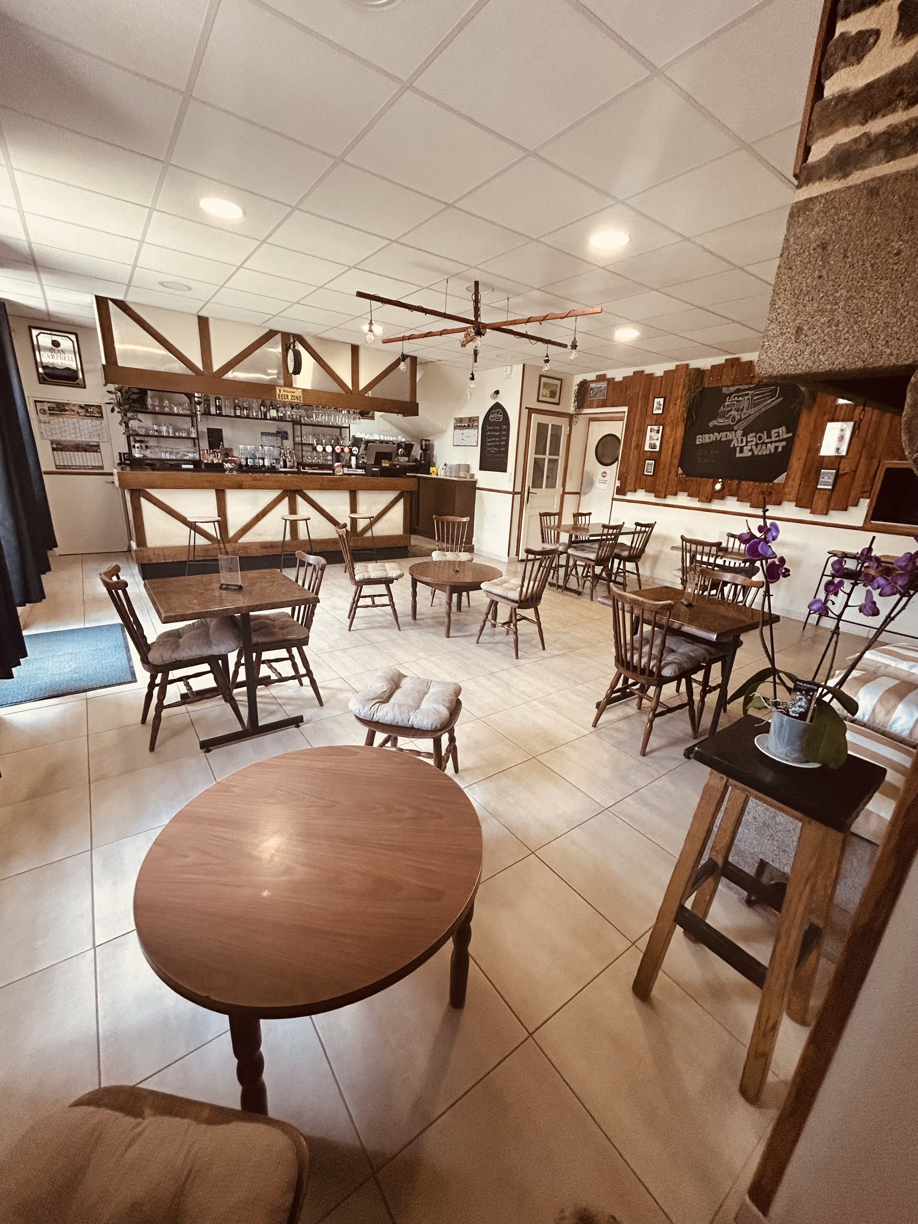 Établissement à vendre mur + fond de commerce 

Bar / Restaurant familial existant depuis plus de 100 ans.
Emplacement privilégié sur l’axe RN175 (très fréquenté), aux portes de la Bretagne et à seulement 10 minutes du Mont-Saint-Michel.

Clientèle fidèle et variée (touristes, routiers, ouvriers).
Actuellement ouvert du lundi au vendredi, avec possibilité d’augmenter le chiffre d’affaires en ouvrant le week-end.

Très grand parking clôturé (60 places pour poids lourds) ainsi qu’un local en bord de route permettant de lancer une activité complémentaire.

Commerce en excellent état général.
Bar de 20 places avec une belle cheminée fonctionnelle.
Une première salle de 50 couverts et une seconde de 40 places.

Appartement à l’étage avec dépendances supplémentaires.