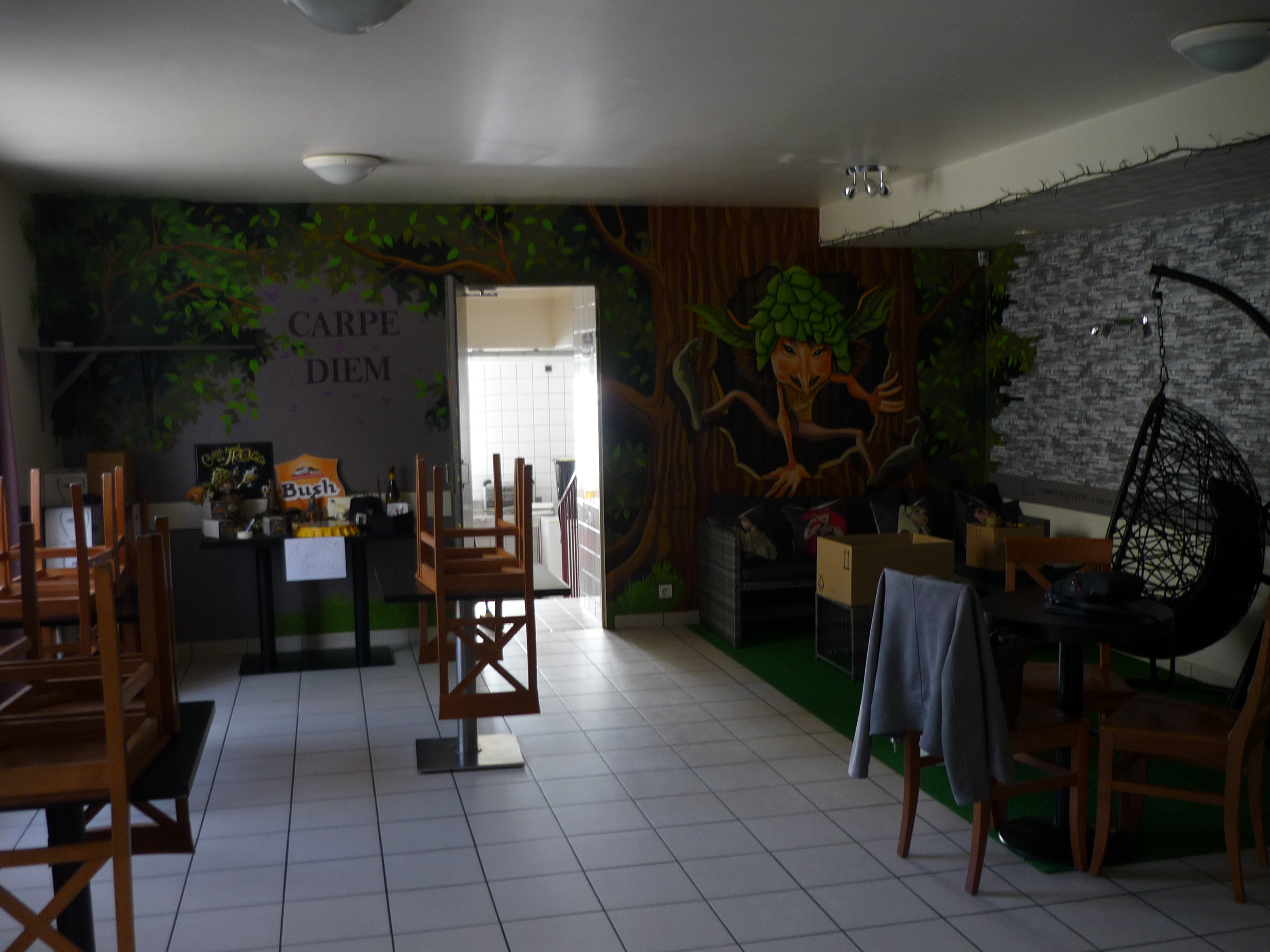 La Commune d’ALLINEUC (Côtes d’Armor) est à la recherche d’un locataire-gérant pour la reprise de son bar-restaurant, entièrement équipé, situé au cœur du bourg. Créé il y a plus de 20 ans, ce commerce possède une place importante au sein de la vie de la communale et associative.    

Il est proposé des murs commerciaux et d’habitation à louer. Le tout est composé d’un espace bar-restaurant de 150 m² et d’une cuisine de 30 m², aux normes ainsi que d’un appartement T3 de 60 m².
La commune est ouverte à toute proposition (ouverture en semaine complète, uniquement le week-end, restauration ou simple snacking…) tant que le commerce reste un lieu de convivialité.

La commune d’Allineuc possède un environnement naturel privilégié avec notamment son lac de Bosméléac. Allineuc est un village de 600 habitants au cœur de la Bretagne. La commune fait partie du territoire de  Loudéac Communauté Bretagne Centre, dynamique de par son soutien aux activités économiques