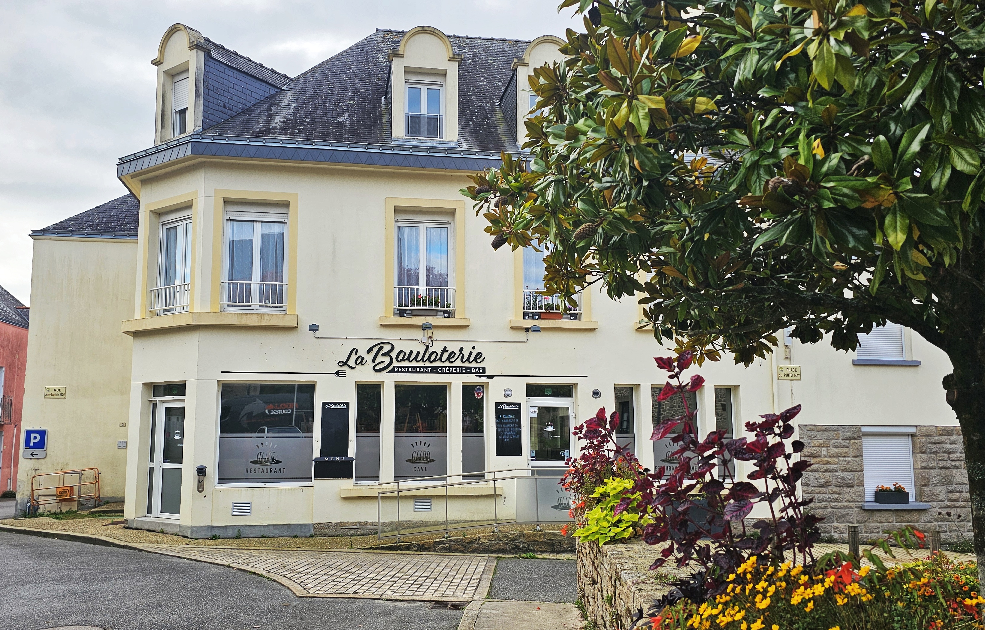 TRES BELLE OPPORTUNITE Brasserie sur CADEN, sud Morbihan (pas de fond de commerce à racheter). Grande cuisine entièrement équipée (zone froid, zone chaud, ligne de plonge…), bureau, salle bar (25 m2), double salle de restauration meublée (100 m2 environ) , mises aux normes en cours de validité, grande cave sous-sol, accès livraisons...Capacité de plus de 100 couverts, notamment grâce à sa terrasse (60 m2 environ) et une possibilité de terrasse supplémentaire côté village (sur demande auprès de la mairie). La mairie de la très agréable petite commune de CADEN, propriétaire du bâtiment, met un point d’honneur à préserver ces commerces. C’est grâce à l’attention portée à l’entretien des bâtiments qu’elle loue et à ses loyers attractifs que le bourg est dynamique. En plus d’offrir de nombreux services à ses habitants (école, épicerie, boulangerie, pharmacie, cabinet médicale et dentaire, boucherie, bar, salon de coiffure...), le village est idéalement situé sur l’axe Redon Vannes, proche du village touristique de Rochefort en Terre et à moins de 30 min de la côte. De nombreux producteurs et artisans font également la fierté de ce territoire. La mairie s’étant portée acquéreuse des équipements du restaurant pour favoriser une reprise rapide, un forfait de location de ce matériel est à prévoir ( 200 euros HT/mois) . Afin de favoriser une implantation dans le temps, le loyer est de 700 euros HT mensuel la première année puis 100 euros de plus en N+1 et ainsi de suite jusqu'à 1000 euros HT mensuel plafonné en N+3. Au vue de cette opportunité, qu’elle sait avantageuse, la mairie souhaite pouvoir étudier plusieurs offres de reprise. Soumettez votre projet et/ou demandez plus de détails : mairie.caden@wanadoo.fr
