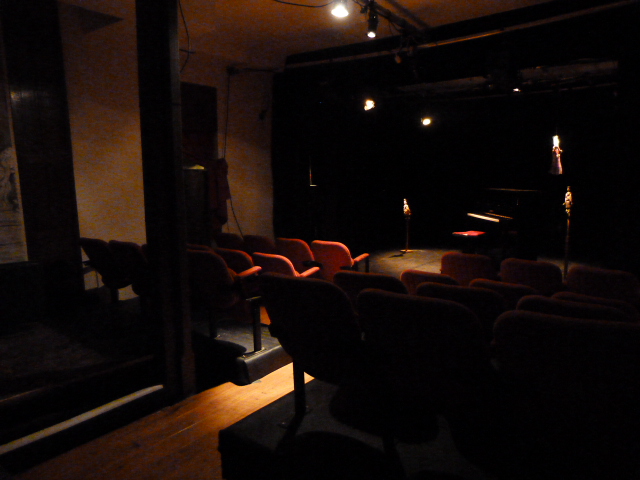 Théâtre 49 places 5m au cadre, 4m au lointain, ERP 5ème catégorie (autorisation incendie accessibilité ok) , gradin, fauteuils, pendrillons, tapis de danse, salle de travail, loge (une caravane à l'interieur), cuisine, vitrine le tout sur 180m2
+ logement
Appartement, 180m2, grand séjour baigné de lumière, trois grandes chambres dont deux suites parentales, dressing, cuisine ouverte, garage 2 véhicules, cour 60 m2, terrasse 27 m2...
Un superbe immeuble du XVIII ème siècle en plein centre ville de Saint Junien.
ville de 10.000 habitants très dinamique, entre limoges, angoulème, périgueux
beaucoup de photos sur demande...