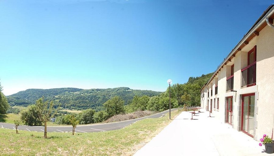 La Commune de Condat (2 place de la Mairie, 15190 CONDAT), recherche un(e) gérant(e) pour l’exploitation, la gestion et le développement du gite de groupe de la Borie de Pourtou

Communication 
Le dossier de consultation est à retirer sur le site achatpublic.com
Les candidatures et offres peuvent être transmises sur le site achatpublic.com, ou par courrier électronique : condat.mairie@wanadoo.fr ou par courrier postal adressé à M. le Maire de Condat
Contact administratif et information : Olivier MAYET – Secrétaire de Mairie - 0471785206

Durée 
Contrat de 5 ans à partir du 01/06/26. 
Date limite de remise des candidatures et offres 
Mardi 7 avril 2026 - 12h00