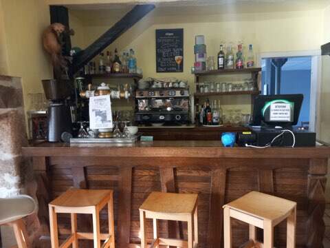 A vendre fond de commerce bar restaurant avec licence 4 dans village Solognot,  

Je vends le bar restaurant de 130m2 où règne une ambiance familiale, 
L'établissement se compose d'un bar équipé de 4 tables de 6 personnes + 1 grande cheminée non tubée ainsi que des toilettes.
d'une belle salle de restaurant de 10 tables de 4 personnes, 2 tables de 2 personnes, et 1 table de 1 personne.
1 terrasse extérieure de 14,21 m2 + toilettes PMR
1 cuisine bien équipée et fonctionnelle, et une arrière cuisine

Il y a un bail en cours jusqu'au 31 juillet 2027 à renouveler, 
le loyer est de 551.00 € 
compter en plus l'eau et l’électricité

Ce bien est à 15 minutes de Sully-sur-Loire, 25 minutes de Gien, 25 minutes d' Aubigny-sur-Nère et 25 minutes de Lamotte Beuvron 

N’hésitez pas à me contacter pour de plus amples informations.