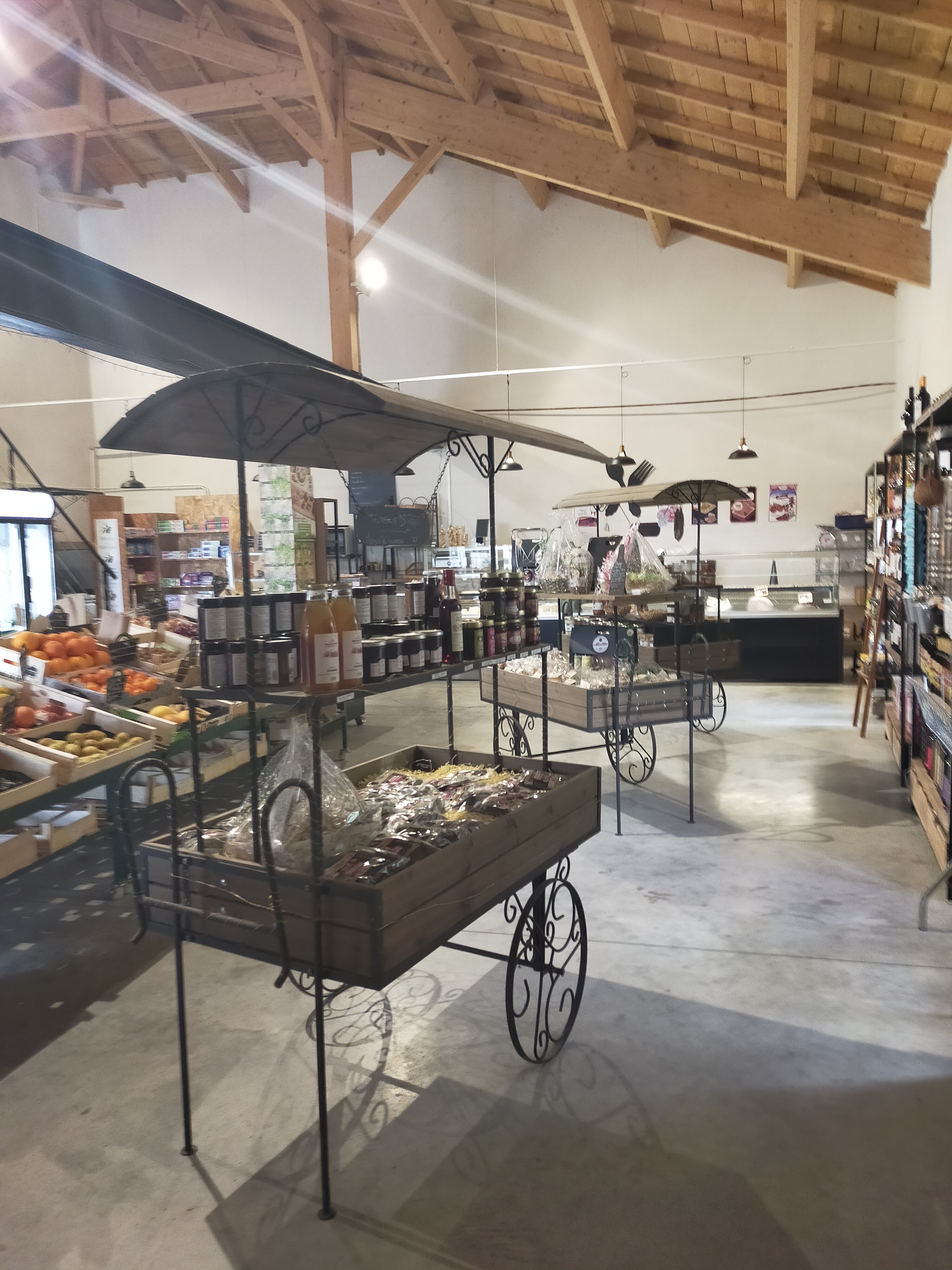 Vend fond de commerce 
Primeur, épicerie fine , dépôt de pain ,snacking ect ..
Dotée d 'une surface de 120m m2,
Équipée de frigos, congélateur, vitrine et chambre froide 
Bénéficie d'un parking privé 
Bail en cours loyer mensuel 1000 € TTC avec un logement attenant de 80 m2 et d' un jardin de 1000 m2
C'est une belle affaire à développer, à fort potentiel idéal pour un couple 
L épicerie est situé à Fauguerolles 47 lot et Garonne sur la départementale 813 très fréquentés
Pour tout renseignement complémentaire veuillez me contacter pour convenir d'un rdv 
( Aucun renseignement par téléphone)