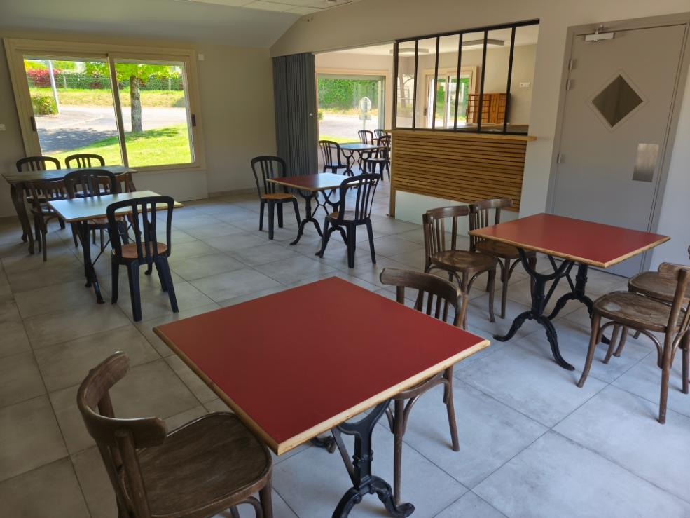 Belle opportunité pour personne(s) souhaitant reprendre une activité conviviale :

Location-gérance du multiple rural (bar/restaurant/épicerie de proximité/dépôt de pain) sur la commune  de Saint-Quentin sur Charente, à proximité des lacs de Haute-Charente  en Charente.

L’établissement, rénové récemment, appartient à la commune. Situé au cœur du village, il dispose d’un parking, d’une terrasse avec aménagement extérieur possible, d’un bar, d’une salle de restauration  ). Capacité du restaurant : 40 couverts. Murs et licence IV appartiennent à la mairie. Logement à l’étage d’une surface de 70.84 m2
Loyer mensuel 500€.

Autres atouts :  digue principale du barrage de Lavaud et  son aire de camping-cars,  les chemins de randonnée et la véloroute.