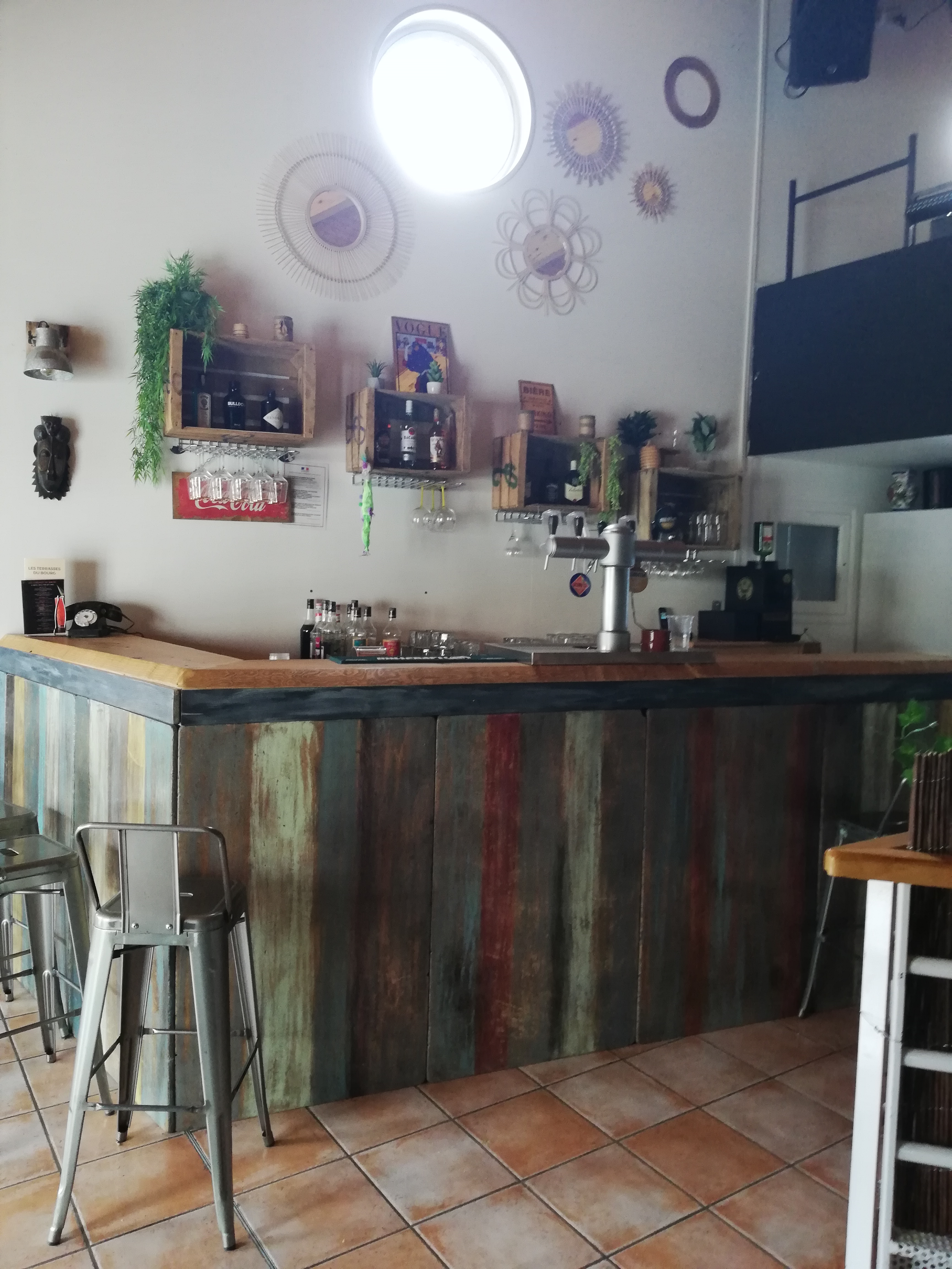 Basse cerdagne, fort potentiel pour ce bel établissement redécoré et ré-aménagé en 2023, cuisine ouverte, avec deux belles terrasses extérieures et un pub à l'étage équipé son & lumières, cabine DJ et téléviseurs pour divers événements festifs et sportifs.
Surface exploitable environ 300 m2, places assises intérieur 50, extérieur +50.
Libre de tout contrat, fournisseurs et salariés.
Exploitable á 2 personnes hors saison+ 2 saisonniers haute saison.
Service midi : ouvriers, commerciaux,locaux et tourisme (gare train jaune à proximité) et passage vers Espagne et Andorre. Ticket moyen 25/30€.
Service soir : locaux, tourisme franco/espagnol. Ticket moyen 30/40€.
Pub actuellement exploité soirs et weekends en bar à tapas.
Faible loyer 600€ + 200 € licence 4 (communal). Bail commercial jusqu'en 2033 renouvelable.
CA moyen 215000€
Vendu entièrement meublé et équipé 95000 €
Pour plus de renseignements, photos et vidéos contact mail ou téléphone.