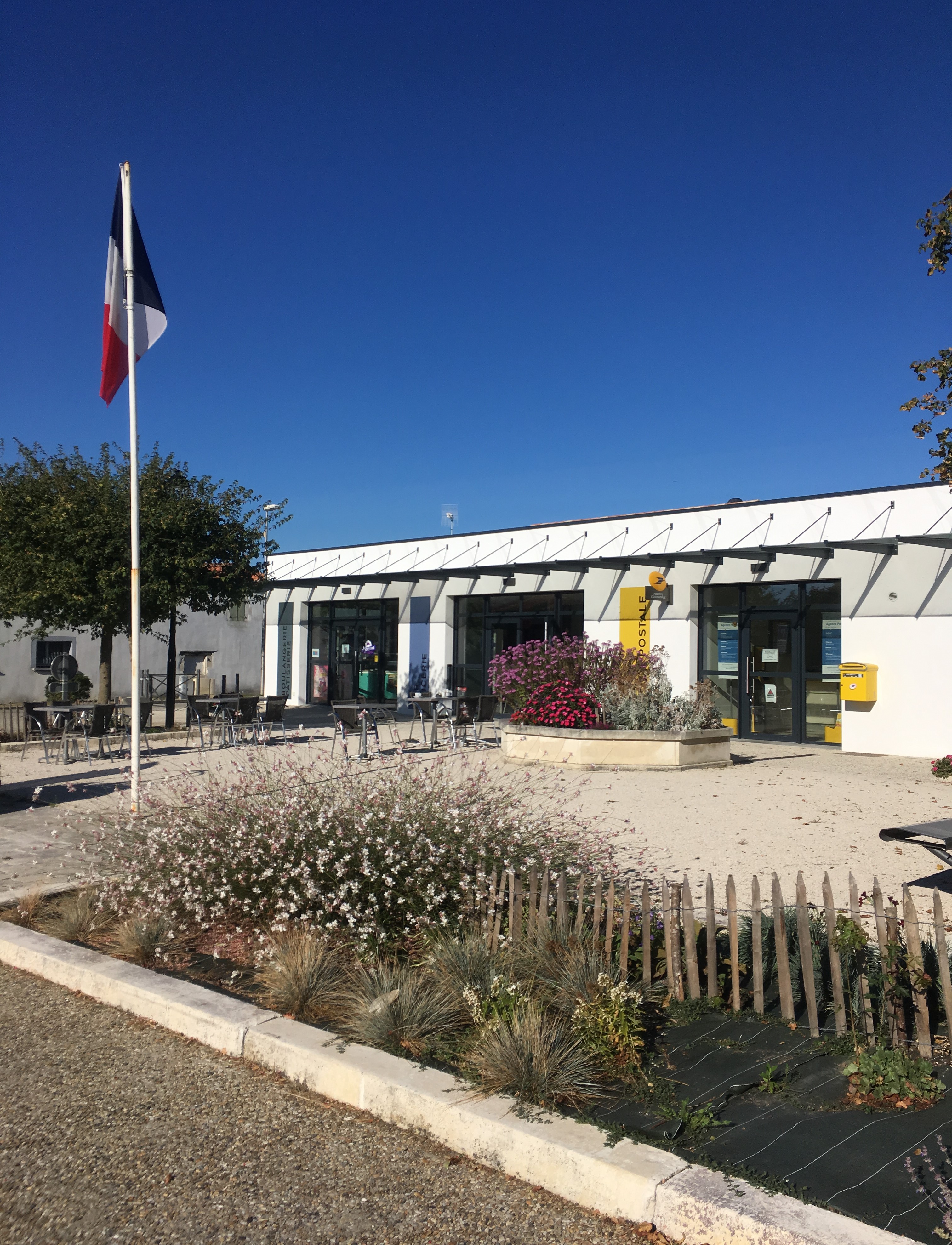 🏛️ Appel à projet – Local commercial au cœur du village de Moëze
La commune de Moëze recherche un artisan repreneur (Boulanger et/ou métier de bouche) pour l’exploitation d’un bâtiment commercial, idéalement situé au cœur du bourg.

Implanté sur un axe passant et touristique reliant Rochefort à Brouage, ce local bénéficie d’une visibilité optimale et d’un emplacement stratégique, au cœur d’un bassin de vie regroupant plusieurs communes.

📍 Un emplacement privilégié
Le local, d’une surface d’environ 160 m², constitue l’élément central du pôle commercial communal :  une boulangerie-pâtisserie et d’un bar, à proximité immédiate de l’agence postale.

Bâtiment aux normes PMR, sécurité, évacuation et disposant de sanitaires intérieurs.

Un grand parking situé à proximité immédiate en complément des stationnements minutes réservés aux commerces (5 places dont une PMR).

🛠️ Un projet à fort potentiel
Le repreneur pourra développer une activité artisanale avec la possibilité d’exploiter également une activité de débit de boissons, grâce à un espace dédié contigu.

👉 La commune met à disposition :

Une licence IV communale prêtée gracieusement, offrant une réelle opportunité de diversification,

La possibilité d’aménager une terrasse sur le domaine public.

👉 La commune est également ouverte à des projets proposant une offre complémentaire et diversifiée, tels que :
snacking, restauration rapide ou toute autre activité répondant aux besoins du territoire et de ses habitants.

⚙️ Équipements
Partie boulangerie-pâtisserie :

Un four électrique 4 étages,

Deux chambres de fermentation avec chariot,

Un surgélateur,

Une trancheuse à pain,

Une panetière,

Comptoir dont une partie réfrigérée,

Une vitrine réfrigérée pour boisson,

Caisse enregistreuse. 

Partie débit de boissons :

Comptoir avec évier et emplacement tireuse.

Tables et chaises pour les terrasses.

Machine à café.

💰 Conditions
Loyer : 400 € HT / mois sur la première année d’activité.

Ouverture souhaitée : au plus tôt.

📞 Contact
→ Premier contact par mail ou téléphone.

→ La constitution d’un dossier de candidature sera envisagé avant sélection pour entretien sur place, avec visite des locaux.

Julien Carlier, Adjoint au Maire en charge des bâtiments et des infrastructures.