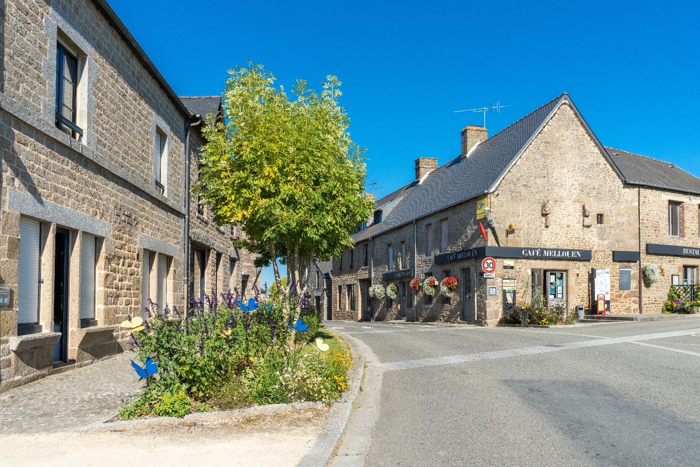 Mellé, commune dynamique proche de Fougères et de Saint-James, vous propose en location gérance Le Mellouën un commerce multi-services. Il se compose d'une épicerie de 27 m2, d'un bar de 55 m2, d'une cuisine de 39 m2 et d'une salle de restaurant de 64 m2.  La cuisine est équipée. (Possibilité de développer le tabac, les points poste et banque. 
Un logement avec 3 chambres est proposé en location. 
Contact : 02.99.98.03.20 ou contact@melle.bzh