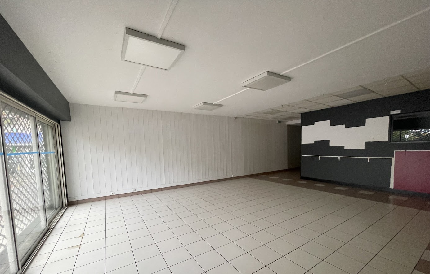 A louer local vide tous commerces, alimentaire ou non alimentaire
Surface totale 185 m2.

Une grande baie vitrée en façade + grande porte d'entrée
Une autre baie vitrée avec porte d'entrée pouvant servir de porte de sortie.
Accès PMR, 3 sanitaires, dont un PMR
2 sorties sur l'arrière pratique pour les livraisons.
Possibilité de terrasse extérieure
Plusieurs places de parking gratuites

Loyer mensuel HT hors charges 1 500,00 €

Regroupement de plusieurs commerces : pharmacie, infirmier et médecins, épicerie, poste....
Quartier dynamique de Cognac, écoles primaires et secondaires, crèche,
espace culturel.