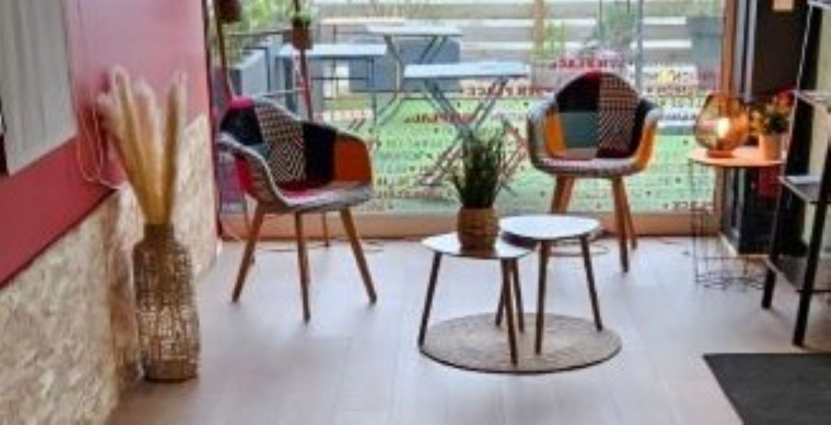 À vendre fonds de commerce d’un restaurant spécialités de viande et burger. Cause déménagement.

 Ce restaurant, reconnu pour la qualité de ses produits et son ambiance conviviale (Référencé Gault & Millau, Petit Futé Labellisé Loire à Vélo), offre une belle opportunité pour un repreneur souhaitant s’implanter dans un cadre dynamique.

Idéalement situé sur la rue principale de Châteauneuf-sur-Loire, il bénéficie d’un cadre naturel et patrimonial remarquable. Forte d’un passé fluvial, la commune valorise son histoire à travers son musée de la Marine, son parc classé et ses équipements culturels. Elle s’inscrit dans une dynamique de développement durable et d’attractivité touristique.

L’établissement dispose de 275 m2 (rénové en 2022) : 1 salle de 60 couverts et 1 salle de 50 couverts (possibilité développement : séminaires, privatisations, CE entreprise). 1 cuisine de 25m2 (matériel fonctionnel), 1 cave de 280m2 ainsi qu'une réserve sèche, 1 bureau, 1 vestiaires personnels, 1 terrasse extérieure de 46 couverts (en retrait de la rue). Parking privé pour la clientèle. Licence 4.

 1 apprenti à reprendre

Ouvert 6 jours/7 : Mardi – Mercredi 12h-14h 19h-21h00 ; Jeudi 12h-14h ; Vendredi – Samedi 12h-14h 19h-21h30 ; Dimanche 12h-14h (19h-20h30 d’avril à septembre).

 Bail commercial tous commerces renouvelé jusqu'en 2033 : Loyer 2000 €/HT mois.

 CA en évolution constante 280 000 HT €

 Opportunité de développement : Limonades, vente à emporter et livraison (nécessité territoire). Site internet opérationnel vitrine et vente en ligne.

 Accompagnement du cédant prévu.

 Prix du fonds de commerce 130 000 €.

Possibilité reprise en location vente.