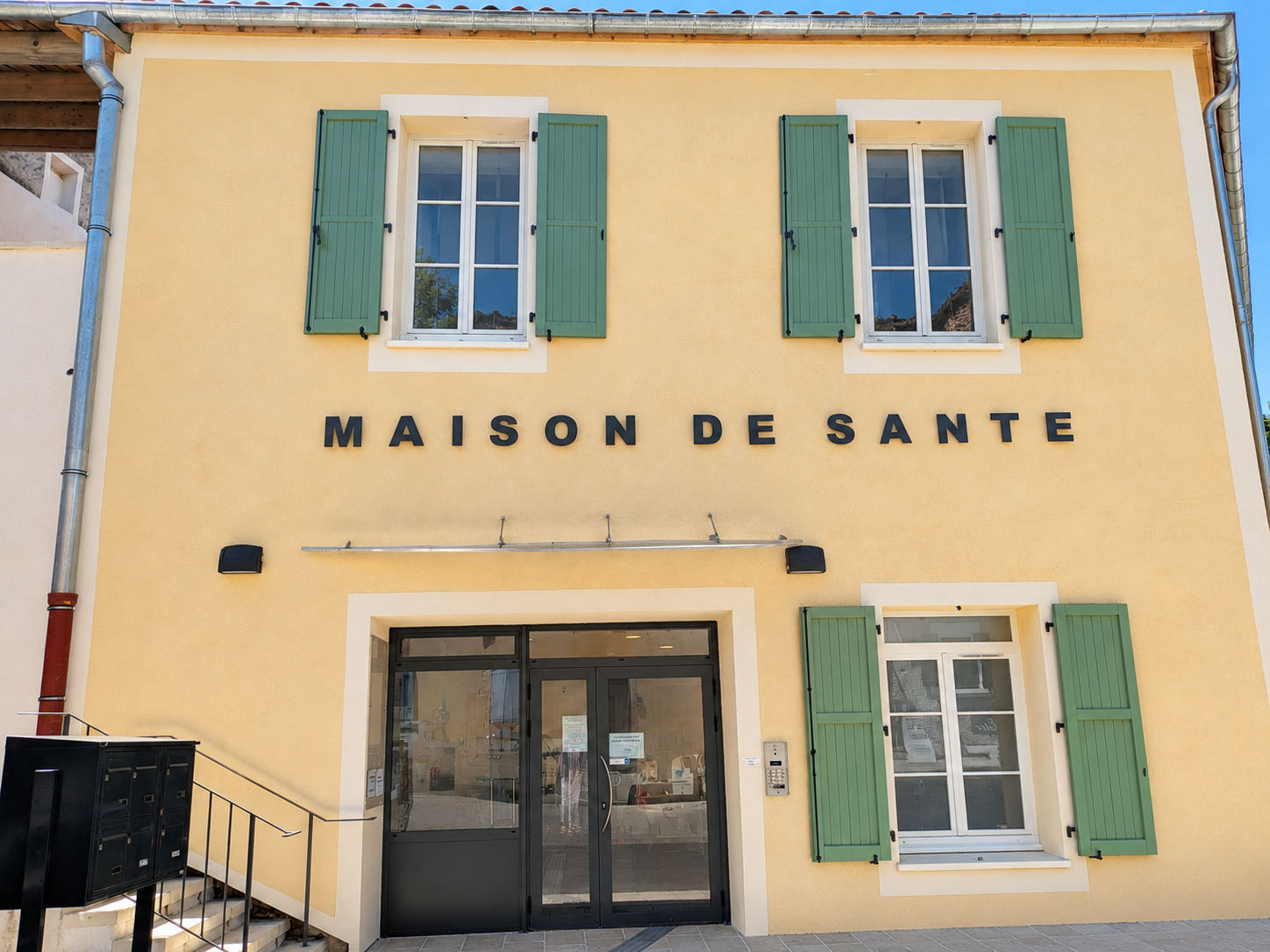 La MSP Luberon Santé, jeune Maison de Santé Pluriprofessionnelle située au cœur du Luberon, recherche de nouveaux Professionnels de Santé souhaitant s’installer dans un cadre de vie privilégié tout en exerçant dans une dynamique collective.

Pour répondre au manque de Professionnels de Santé sur notre territoire, la municipalité de Céreste-en-Luberon (Alpes-de-Haute-Provence, à la limite du Vaucluse) s’est fortement mobilisée en aménageant de nouveaux locaux spécialement dédiés à l’accueil de Professionnels de Santé.

La commune est classée en zone FRR+,  dispositif ouvrant droit à des avantages fiscaux et sociaux destinés à favoriser l’installation des professionnels en territoire rural.

Les locaux, tout juste livrés, sont proposés à la location par la mairie. 

En rejoignant la MSP Luberon Santé, vous exercerez en collaboration avec une vingtaine de professionnels déjà installés à proximité. Vous bénéficierez du soutien d’une équipe motivée, dynamique et engagée dans une prise en charge coordonnée des patients.

Vous êtes indépendant(e) mais vous ne souhaitez pas vous sentir seul(e) dans votre pratique ?
Vous recherchez une installation au soleil, à 1H15 d'Aix-en-Provence, dans un territoire vivant et attractif ?

Venez rejoindre la MSP Luberon Santé !
Contactez-nous par email : msp.ls.coordinateur@gmail.com