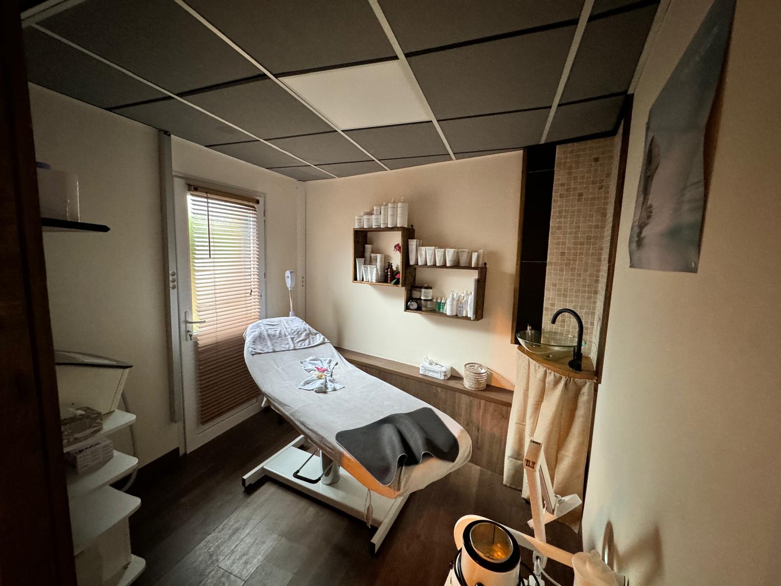 À VENDRE – Fonds de commerce Institut de Beauté & Bien-Être

Opportunité rare dans les Ardennes !

Cède fonds de commerce d’un institut de beauté et de bien-être réputé, implanté depuis plus de 18 ans, bénéficiant d’une excellente notoriété locale et d’une clientèle fidèle.

Situation géographique idéale :
Situé à Fromelennes, dans les Ardennes, à seulement 5 km de la frontière belge, offrant un fort potentiel de clientèle française et belge.

Surface : environ 100m²

L’institut est entièrement équipé et comprend :
* salon  climatisé 
*épilation définitive lumière pulsée 
* 3 cabines de soins esthétiques
* 1 hammam
* 1 cabine dédiée aux massages en duo
* 1 espace réservé aux gommages corporels
* 2douches
* Espace accueil et vente
*un espace technique machine à laver ,sèche linge …
Les atouts de l’établissement :

* Activité pérenne avec plus de 18 ans d’existence
* Clientèle fidèle et carnet clients inclus dans la vente
* Matériel professionnel complet inclus
* Équipe en place composée de 2 esthéticiennes qualifiées
* Aucun investissement immédiat à prévoir
* Emplacement stratégique proche de la Belgique

Cette affaire clé en main est idéale pour un professionnel souhaitant reprendre une activité rentable et immédiatement opérationnelle.
* 1200 loyer (charge comprise eau et électricité )

Pour tout renseignement complémentaire ou pour organiser une visite, merci de nous contacter.