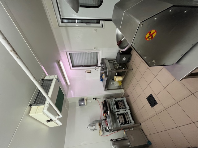 • À REPRENDRE – BOUCHERIE CHARCUTERIE TRAITEUR – LIEURON (35)
    • Affaire familiale reconnue, créée en 1959, proposée à la vente dans le cadre d’une préparation du départ en retraite du dirigeant.
Une opportunité rare pour un professionnel souhaitant reprendre une entreprise saine, rentable et solidement implantée localement, avec une transmission sécurisée.

            ▪ Emplacement & clientèle
    • Située sur la commune de Lieuron (Ille-et-Vilaine), dans un secteur à démographie positive, entre Rennes et Redon, à seulement 5 minutes de la voie rapide 2x2 voies.
La boucherie bénéficie d’une clientèle fidèle issue d’un rayon d’environ 20 km (communes alentours).
    • La commune dispose de commerces de proximité complémentaires (boulangerie-pâtisserie, épicerie, restaurant), renforçant l’attractivité du centre-bourg.

            ▪ Outil de travail clé en main
    • Boutique refaite à neuf en 2019, moderne et fonctionnelle
    • Accès PMR conforme
    • Laboratoire en très bon état, équipé de matériel récent (four, cutter…)
    • Aucun investissement immédiat à prévoir

              Organisation
    • 1 salarié en place
    • 5 semaines de fermeture annuelle
    • Ouverture du mardi au samedi
Conditions de travail confortables et excellent équilibre vie professionnelle / vie personnelle

              Activités
    • Boucherie
    • Charcuterie
    • Traiteur

              Chiffres clés
    • Chiffre d’affaires : 350 000 €
    • Effectif : 2 personnes
    • Prix de cession : 110 000 €

 Atouts supplémentaires
👉 Logement possible sur place, idéal pour un projet familial ou une installation durable.
👉 Transmission facilitée avec accompagnement de l’ancien dirigeant, dans le cadre de la préparation du départ en retraite.