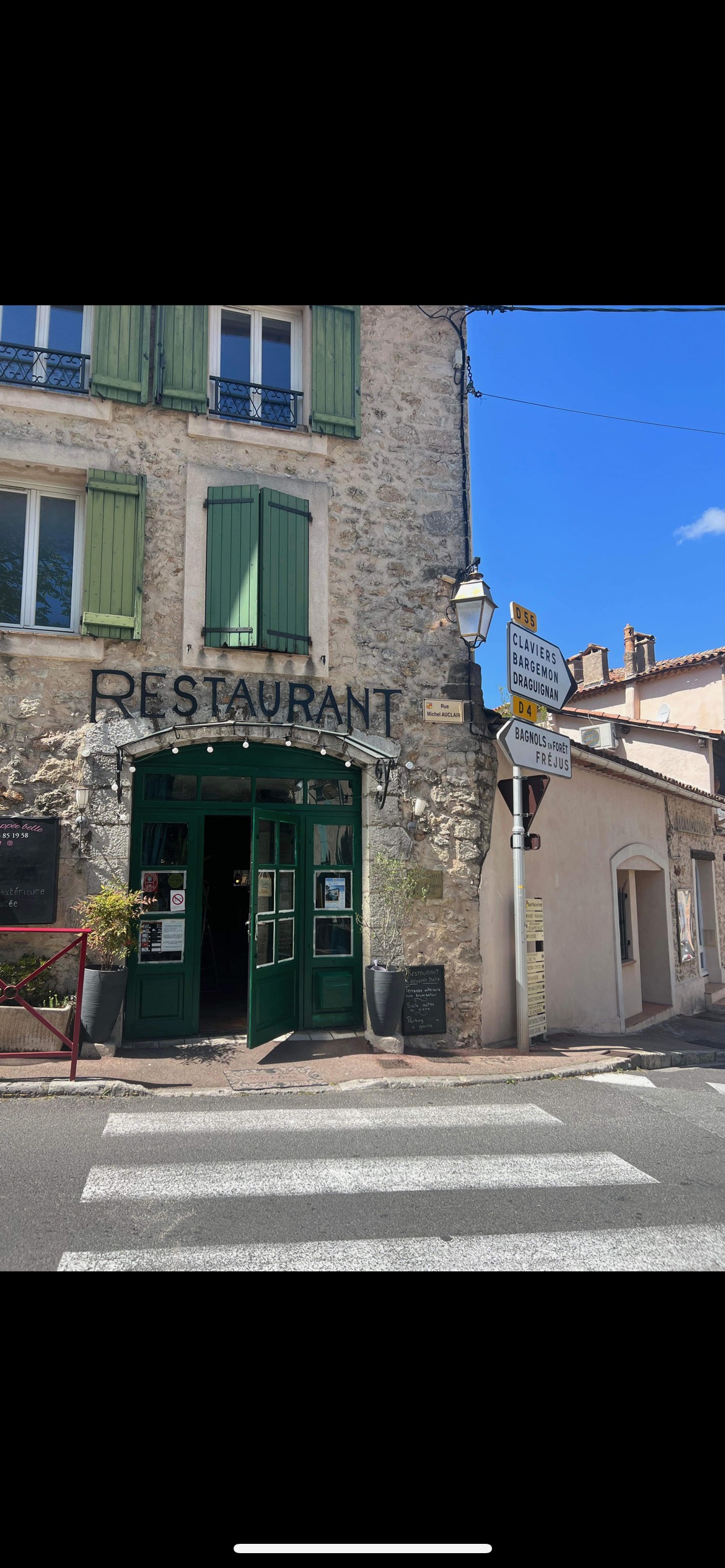 Petit restaurant de 28 couverts dans une salle voûtée avec pierres naturelles et 28 couverts dans un patio Parking en face gratuit