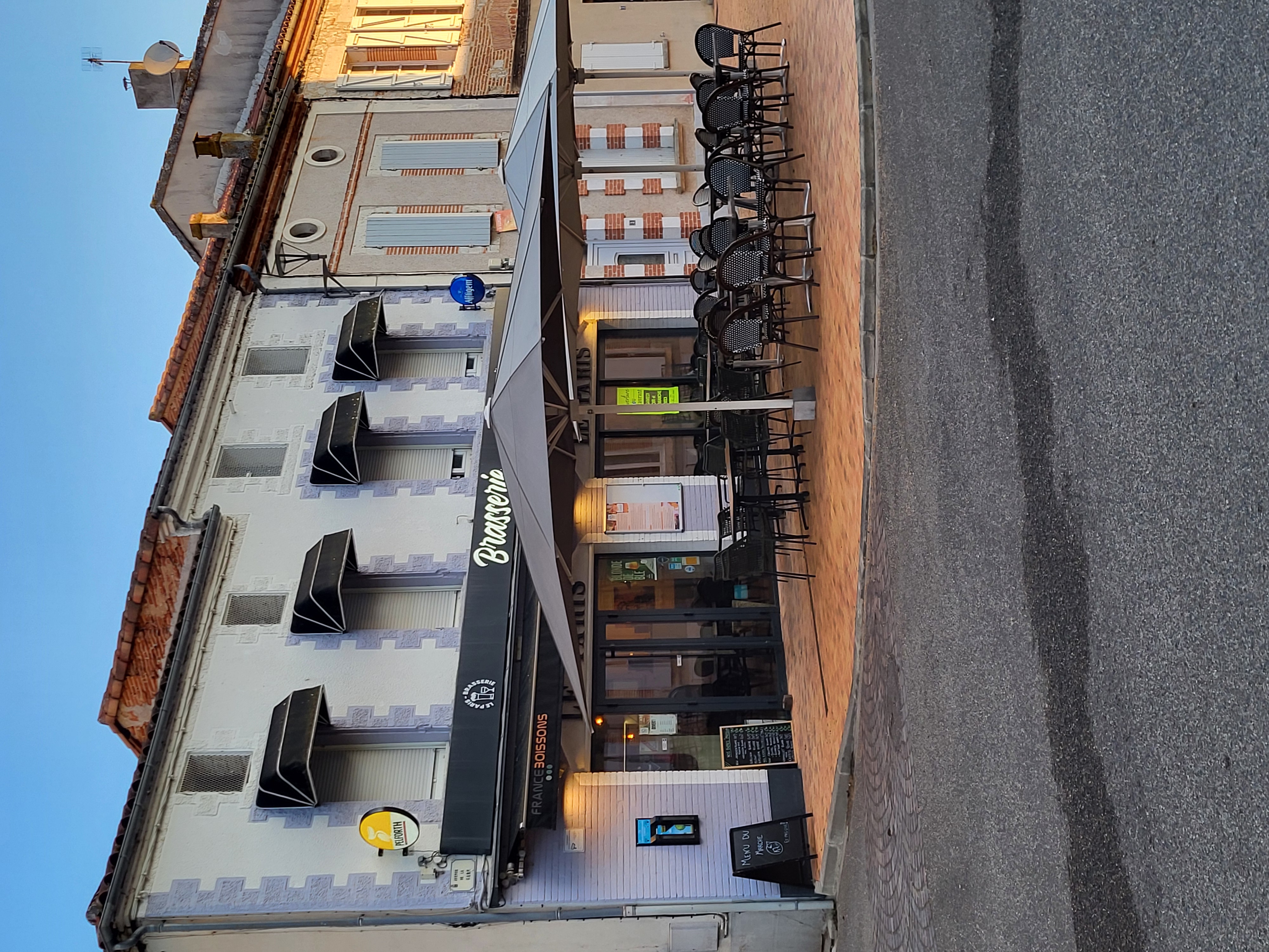 OPPORTUNITÉ RARE : RESTAURANT PREMIUM & LOGEMENT – VALENCE D’AGEN
Vente pour nouveau projet de vie – Prix attractif pour transaction rapide : 149 000 €
Situé au cœur d’un bassin industriel dynamique, cet établissement est un outil de travail clé en main, parfaitement entretenu, bénéficiant d'une clientèle locale fidèle et d'un environnement économique en plein essor.
 UN OUTIL DE TRAVAIL HAUTE PERFORMANCE
•	Capacité : 50 couverts en salle (aux normes PMR) + 35 couverts en terrasse.
•	Cuisine : Équipements professionnels "Haute Performance", ergonomie optimale.
•	Licence IV incluse (actuellement non exploitée, fort levier de croissance).
•	Bail sécurisé : Il reste 7 ans ferme sur le bail actuel.
•	Loyer attractif : 1 300 € HT / mois (Commerce + Logement de fonction inclus).
 CHIFFRES & POTENTIEL DE DÉVELOPPEMENT
•	CA : 234 000 € sur 11 mois (Exploitation limitée : midi uniquement, 6j/7).
•	Stabilité : Clientèle locale et fidèle déjà établie.
•	Marge de progression importante : Potentiel de développement immédiat en soirée et week-ends pour répondre à la forte demande locale.
•	Dynamisme territorial : Secteur boosté par le projet LGV (acté) et les perspectives de développement énergétique à la centrale de Golfech (EPR en projet).
 LOGEMENT DE FONCTION
Inclus dans le bail et accessible directement par l'établissement, ce logement est idéal pour un couple d'exploitants souhaitant conjuguer confort de vie et réactivité professionnelle.
 MODALITÉS DE VENTE
Prix de vente : 149 000 € Prix étudié pour vente rapide.
Afin de garantir le sérieux de la transaction, le dossier complet et la localisation précise seront transmis uniquement après un échange téléphonique qualifié.
•	Apport personnel exigé.
•	Justificatif de capacité de financement demandé avant toute visite.
 Curieux et agences s'abstenir.