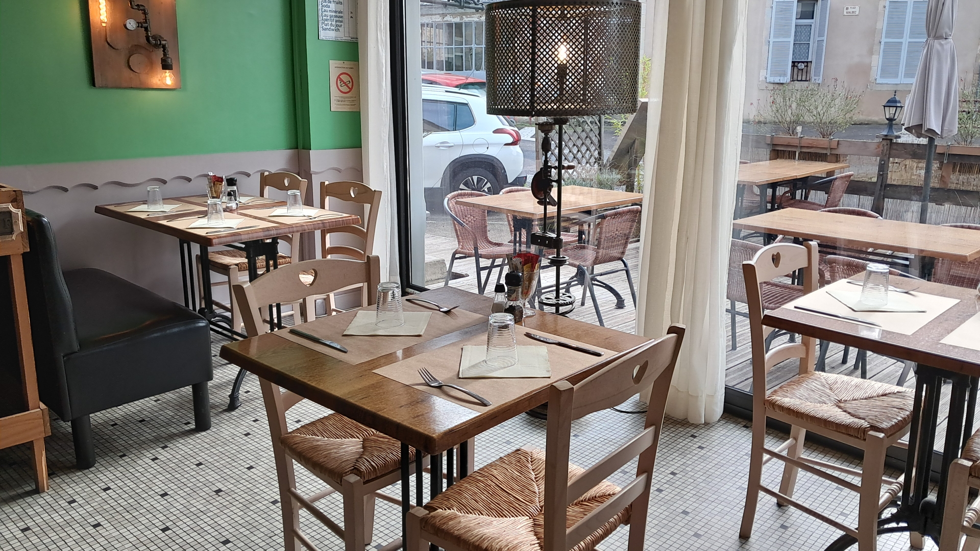 En plein centre-ville du village, ce restaurant dans la rue principale, très passante, bénéficie de nombreuses places de parking et d'un emplacement très attractif avec terrasse. L'établissement est parfaitement entretenu et en très bon état général. Il possède une alarme et des équipements de cuisine en parfait état. Les deux salles du restaurant sont de 20 et 32 m² avec bar et Licence 4.  Terrase de 40 m². La réserve est d'une surface de 70 m². La capacité d'accueil est de 44 couverts en salle et de 28 couverts en terrasse. La clientèle est à la fois ouvrière, locale et touristique.
