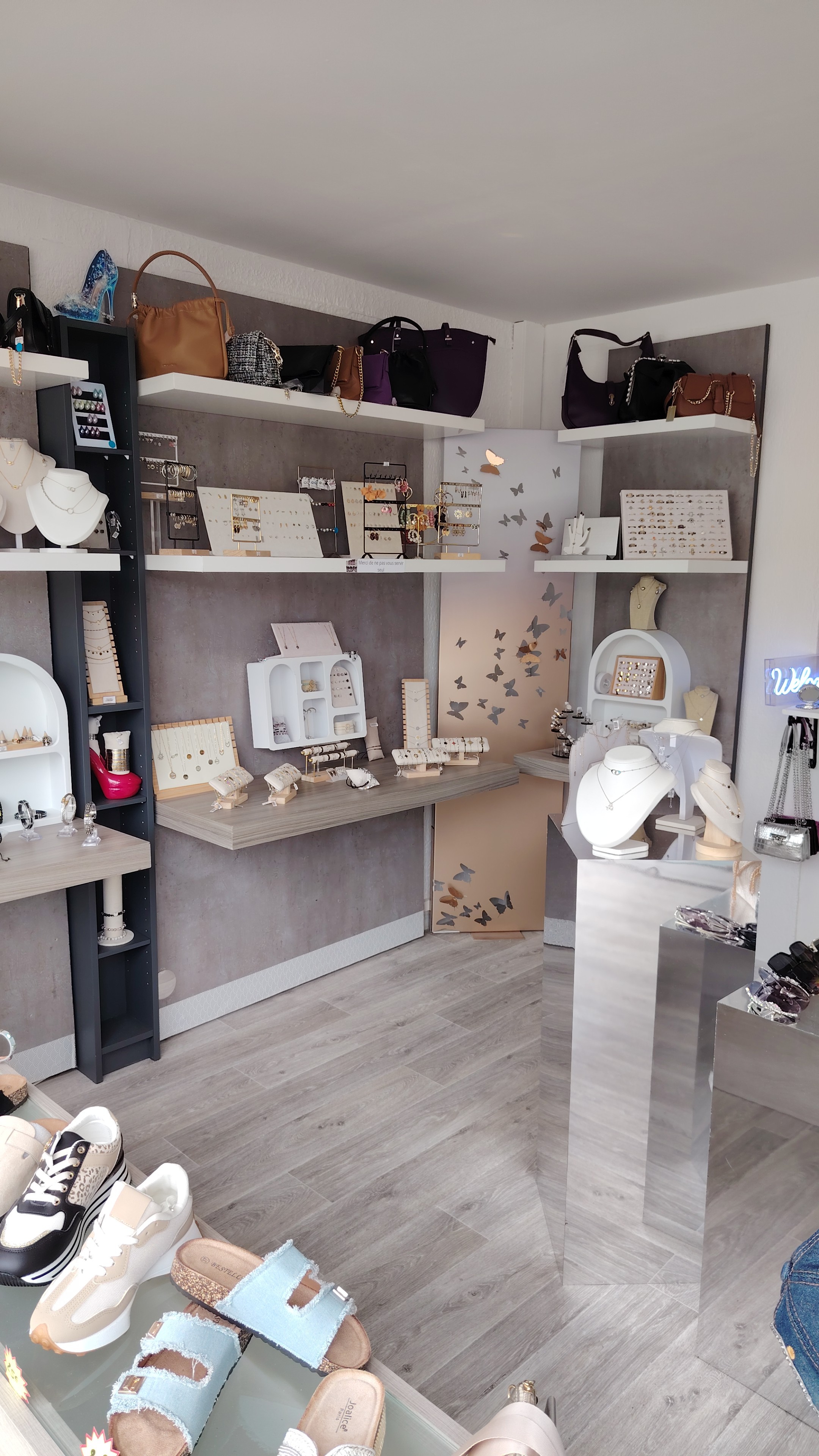 Vente petite boutique  de village en plein développement .
Cause de la vente  changement de projet en famille.
Reprise de bail 3/6/9 petit loyer 60m2 avec la réserve.
Très belle boutique très bien agencé .
Totalement rénové  il y a 3 mois peinture lino etc....
Le prix comporte tout le stock et le rayonnage .
Détail du stock après premier contact .
Je reste a votre disposition pour tout renseignement complémentaire.