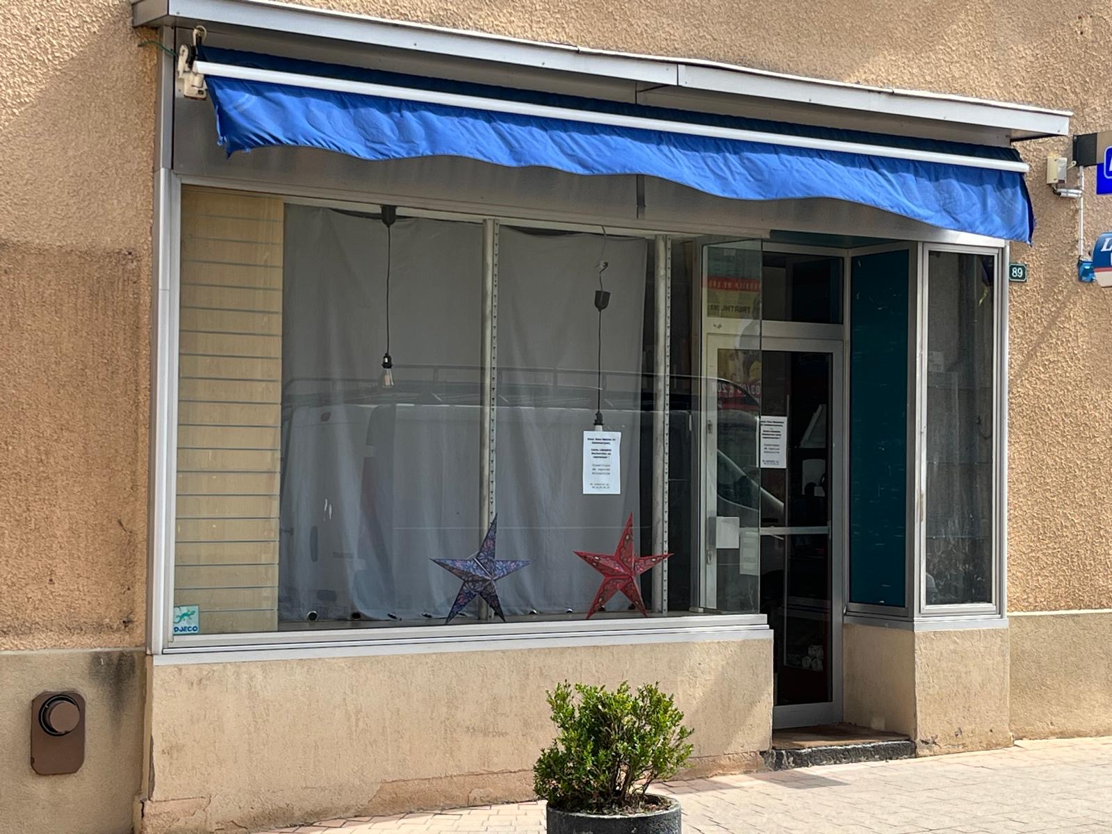 Local commercial de 40m2 avec appartement attenant de 75m2 à côté d’une boulangerie pâtisserie renommée et en face du théâtre des Mandardes. Suite à une liquidation judiciaire survenue en avril dernier, nous recherchons une personne ou un couple ayant l’âme commerçante, avec un projet innovant !
Possibilité de rassembler l’appartement et le local en fonction du projet, en prévoyant des travaux (participation du propriétaire)
Le stock (d’une valeur de 20k€) comprend : librairie, papeterie, carterie, jeux pr enfants et jeux de société. Stationnement minute devant le commerce et Parking à proximité.
Conditions et loyer attractifs
Exemple de concept : librairie café offrant de la petite restauration le midi  dans un salon cocooning, un espace de co-working, possibilité de soirées thématiques ponctuelles
Restons ouverts à toutes propositions pour redonner vie au centre village