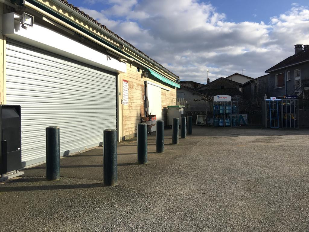 Vends épicerie multiservices, dépôt de pain, FDJ, tabac, alimentation, gaz, fleurs, presse nationale et régionale. Dans petit village de haute vienne situé à 40km de Limoges, dans les monts de Blond, région très calme, verdure, détente. Chiffre d'affaire en augmentation.