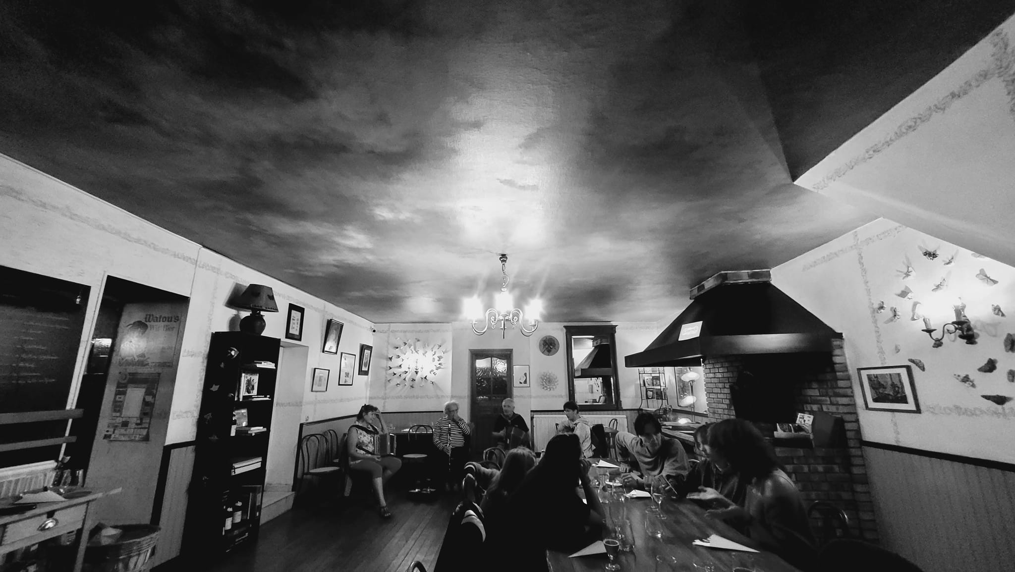 A vendre Bar, restaurant, salle de spectacle à Arleuf (58), Parc naturel régional du Morvan

Cet ensemble immobilier exposé plein sud se distingue par son vaste bâtiment réparti sur quatre niveaux principaux, totalisant plus de 380 m² d’espaces professionnels et plus de 300 m² de surfaces aménagées supplémentaires, le tout sur un terrain d’environ 2 000 m² (cadastre).

- Au rez-de-chaussée, une petite terrasse au bord de la route précède un bar de 78 m² équipé d’une cuisine professionnelle, ainsi qu’une salle de restaurant de 49 m². Ce niveau comprend également une salle pour le personnel, des sanitaires et un palier menant à la salle de concerts et à la terrasse extérieure.
- Au rez-de-jardin, une salle de spectacle de 190 m² avec bar, scène, cave, chaufferie et sanitaires publics. À l’extérieur, une terrasse supplémentaire a été aménagée, agrémentée d’un jeu de quilles.
- Au premier étage, un logement de type appartement propose deux chambres, une salle de bain, une cuisine ouverte sur salon, un WC indépendant et deux bureaux. 
- Au deuxième étage, plusieurs chambres à remettre au goût du jour sont disponibles, accompagnées d’une salle de bain et d’un WC sur le palier, offrant de nombreuses possibilités d’aménagement.

Aucun matériel ni objet mobilier.
Bâtiment principal au fioul, salle de spectacle avec chauffage électrique ; électricité remise aux normes ; besoin de rafraichissement sur le bâtiment à prévoir (isolation, fenêtres)
Prix de vente murs et/ou du fonds 230 000€
Le contact : Marine HAJDUK  – contact@lecornemuse.com