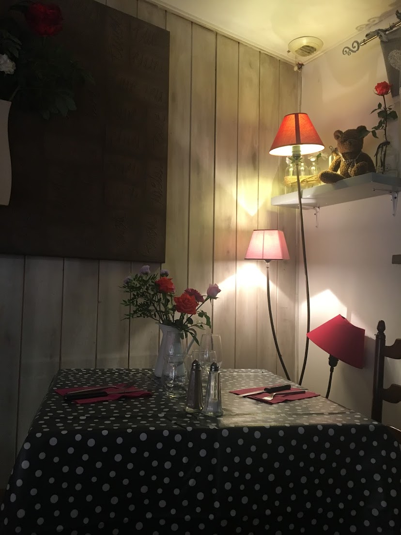 Au coeur du massif du Sancy , le Mont Dore station  connue pour se station de Sports d’hiver, saison Thermale, festival de Jazz, festival de Blues et Rockabilly, son tourisme vert etc…….!
A vendre charmante petite Auberge située dans le centre ville dans rue piétonne et commerçante.
38 places assises et 20 place en terrasse l’été. Beau CA , belle clientèle fidèle depuis 10 ans , licence 4.
A l’étage possibilité de faire 5 chambres à louer où un grand appartement de fonction .
280 000 Mur et fond .

Me contacter par mail ou sms uniquement pour plus de renseignements .
