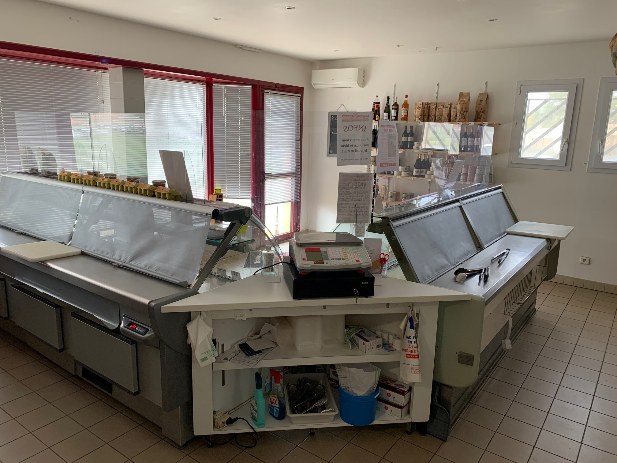 A céder boucherie charcuterie traiteur localisée sur une commune en expansion du Grand Périgueux avec toutes les commodités (école primaire avec une dizaine de classes). Le local est situé sur un axe passager à l'entrée de la commune avec une grande capacité de stationnement. Une pharmacie est située à côté et un projet de pôle commercial est en cours à proximité. L'activité traiteur extérieur est à développer avec une forte demande. La charcuterie est fabriquée à 95%.  La clientèle se compose principalement de particuliers fidélisés. L'effectif comprend une salariée à la vente. L'entreprise est très bien équipée. Le matériel a été renouvelé en grande partie. Les locaux sont aux normes sanitaires et ont fait l'objet de travaux en 2016-2017. Possibilité de location ou d'acquisition des murs. Prix de cession du fonds de commerce 135 000 €.
