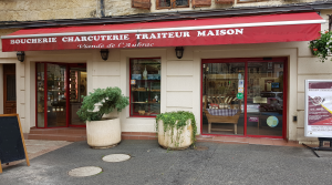 Cède fond de commerce activitée boucherie, charcuterie, traiteur pour cause de retraite. La boutique est située sur Marvejols, ville de 5000 habitants, située en bordure de l'autoroute A75 en Lozère. L?entreprise est localisée  sur la place principale de la ville. Elle est composée d?un magasin d?une superficie de 70 m² avec  une vitrine de 12 mètres linéaires. Sur l'arrière de la boutique, un atelier de 90 m² dispose d'un espace de découpe,d' un coin cuisine et d'un espace de conditionnement. Deux chambres froides viennent compléter l'ensemble.  L?entreprise dispose également d?un atelier de 200m² comprenant 3 séchoirs, un espace de découpe et une étuve.
L?équipe de travail est constituée du couple d?exploitants (départ en retraite) aidés de deux bouchers salariés. Un apprenti et une employée interviennent quant à eux sur les questions liées à l'entretien des lieux. 
La clientèle est principalement composée de particuliers résidants sur Marvejols et les environs. Plusieurs clients proviennent également des départements environnants. Les périodes de vacances et de fêtes voient un afflux important de touristes, ce qui confère à l'entreprise de très bonnes périodes de travail. Depuis maintenant treize ans, l?entreprise se voit dotée  d?un site internet marchand qui lui permet d'avoir aujourd'hui une grande visibilité.

La location des murs (fond de commerce) s'élève à 1500? mensuel. Cette location englobe le magasin, l?atelier de production ainsi que le local comprenant les séchoirs et l?étuve. 
La vente des murs reste aussi possible. La vente du fond de commerce s'élève quant à elle à 180 000 euros.

CA au 30/09/2020 :  600 K?