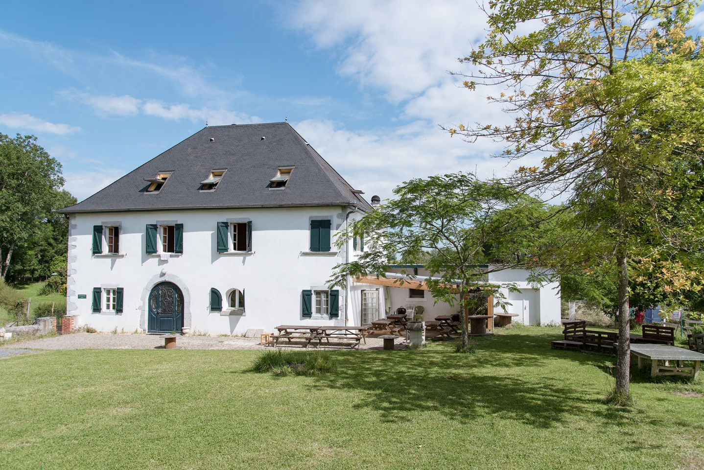 La commune d’Idaux Mendy (64 – Pays basque) recherche un(e) nouveau(elle) gérant(e) pour le gîte de groupe « Karrikia » :

Au cœur de la montagne basque, la province de Soule (Xiberoa) connait un engouement croissant pour la pratique d’activités « outdoor » du fait de son cadre naturel exceptionnel (passerelle d’Holzarte, forêt d’Iraty, …) mais également grâce aux différents services proposés par la collectivité, les professionnels locaux et les habitants (réseau de sentiers balisés pédestre et VTT, location de vélos, accompagnateurs canyoning et montagne, neige et raquettes, point d’info touristique, commerces, fermes et produits locaux, animations, …). 
Nombre de visiteurs profitent également de la richesse patrimoniale (château fort et château d’Andurein à Mauléon, église de l’Hôpital St Blaise, …) ainsi que de la multitude et de la variété des manifestations culturelles qui rythment la vie de la vallée.
A ce titre le gîte de groupe « Karrikia », d'une capacité de 50 personnes et idéalement situé, bénéficie d’un réel emplacement stratégique pour un tourisme 4 saisons.
Sa configuration et son équipement permettent de l’exploiter facilement sous différentes formes : soirées ou séjour avec repas, gestion libre partielle ou totale.

Loyer : 1 800€ HT / mois

Le dossier de candidature devra comprendre : 
-	Une lettre de candidature et de motivation, 
-	Un descriptif du projet, 
-	Un budget prévisionnel sur 3 ans, 
-	Un CV, 
et devra être adressé, pour le 31 Novembre 2024, par courrier à la Mairie de Idaux-Mendy ou par mail à mairie@idauxmendy.fr
Si ce projet vous intéresse, nous vous invitons : 
-	à consulter le site internet : https://www.karrikia.fr/fr
-	à visiter le gîte en prenant rendez-vous à la Mairie par téléphone au : 05 59 28 03 13.