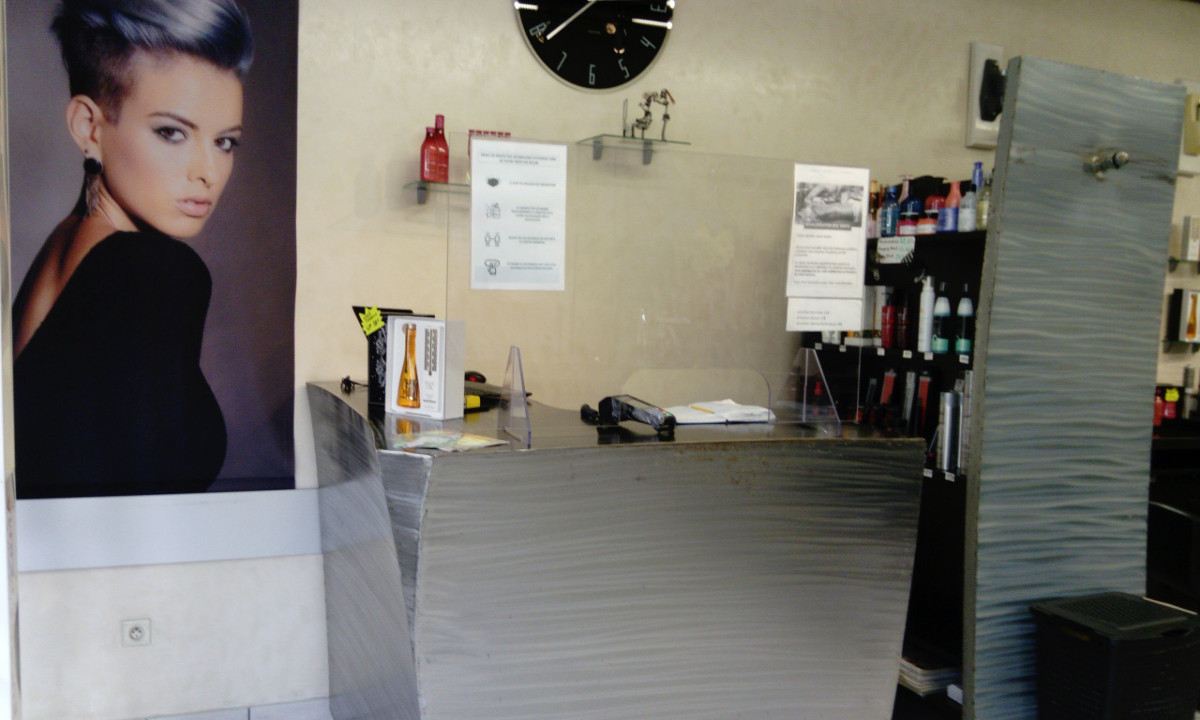 DIAGNOSTIC TRANSMISSION ET ÉVALUATION RÉALISÉS - AMBERT ? Vends fonds de commerce de COIFFURE MIXTE. Emplacement d?entrée / sortie de ville sur axe Ambert / Thiers. Situé à proximité de parking gratuit et de tous les commerces de proximité. Les locaux professionnels ont une surface totale de 60 m2 dont 43 m2 de salon de coiffure, et 17 m2 de réserve, buanderie et toilettes. Le bail commercial sera à resigner. Le loyer actuel est de 399.5 ? TTC par mois. Le matériel est complet et entretenu. Une salariée titulaire du BP coiffure en CDI temps plein est à reprendre. Elle est hautement qualifiée, autonome et fiable. Le chiffre d?affaires moyen sur les trois derniers exercices était de 86 K? HT incluant l?exercice 2020 impacté par la crise sanitaire avec un baisse du CAHT d?environ 15 %. Les possibilités de développement de l?activité sont possibles (service barbier, développement de la vente). Salon incontournable sur Ambert. La cause de la vente est le départ en retraite de la gérante. Un accompagnement sera possible. Le prix de vente du fonds de commerce est de 50000 ?