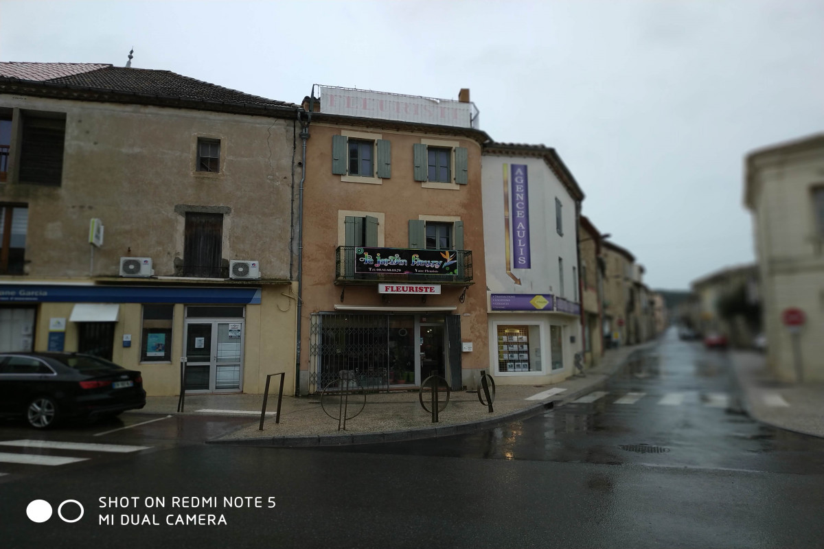 Fond de commerce, plein centre du village de Fleury d'Aude . Axe routier principal entre deux villes  ,          ( Narbonne et Béziers). Possibilité tous commerces, petit loyer.  Superficie  RDC  30 M2, plus 3 étages pour stocker. Proximité station balnéaire.
12000 euros.