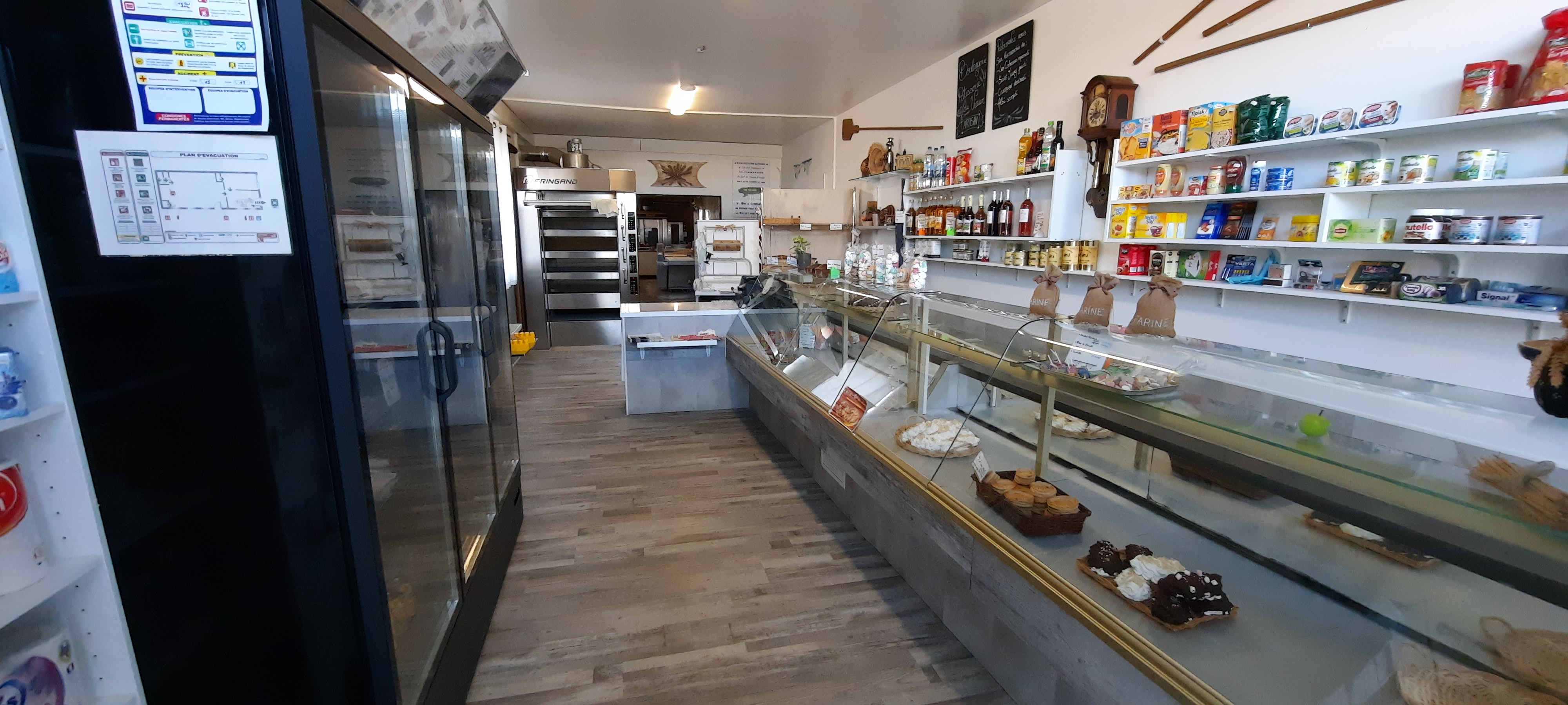 Nous vendons notre fonds de commerce de Boulangerie Pâtisserie artisanal en campagne à Tanus (81) car nous avons de nouveaux projets familiaux.
Grand laboratoire équipé avec un magasin de vente avec rayons épicerie et produits locaux, grand parking.
Vente également sur les marchés et foires de la région (remorque réfrigérée + fourgon).
Commerce viable après le covid et hausse d’électricité (passage en tarif bleu).
Possibilité de développement en diverses directions.
Idéal pour une reconversion ou pour les amoureux du métier, au cœur de la campagne.