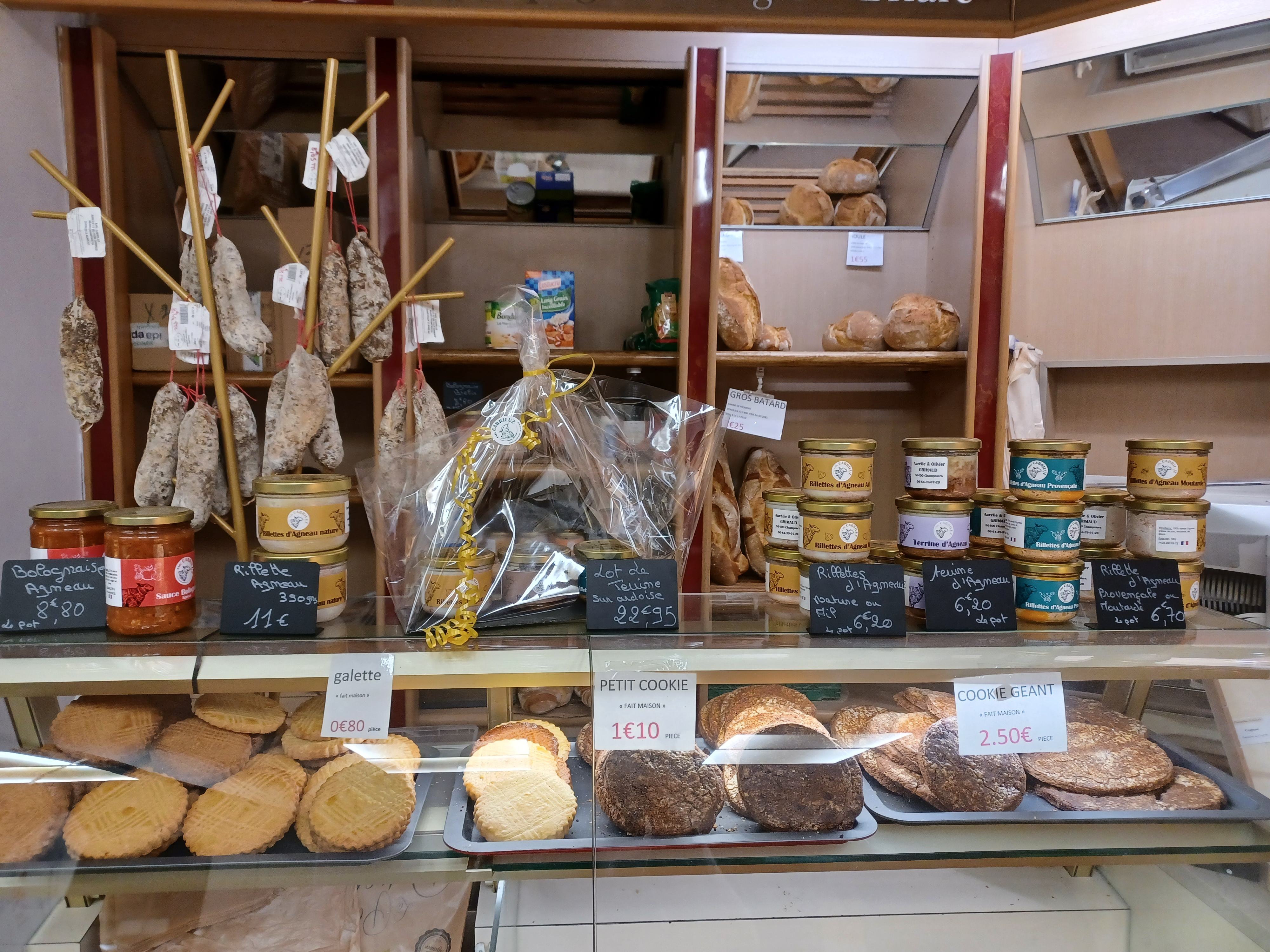 Dans une rue principale d'un village de 1505 habitants, à saisir une boulangerie-pâtisserie, épicerie, journaux, point relais, avec tournées en campagne auprès d'une clientèle fidèle, plus six distributeurs de pains dans les contrées alentours, ainsi que livraisons (cantine,maison de retraite).
Potentiel de développement(sandwich, pizza, traiteur).
La boutique se compose d'un magasin, d'un fournil, d'un labo,d'un bureau, d'une réserve.
matériel d'exploitation et d'agencement entretenus.
maison d'habitation F5 tout confort, plus terrain attenant.
locataire en place avec rente mensuelle de 620€ (possibilité d'annulé le bail)

prix du fonds: 130000€
prix des murs: 140000€