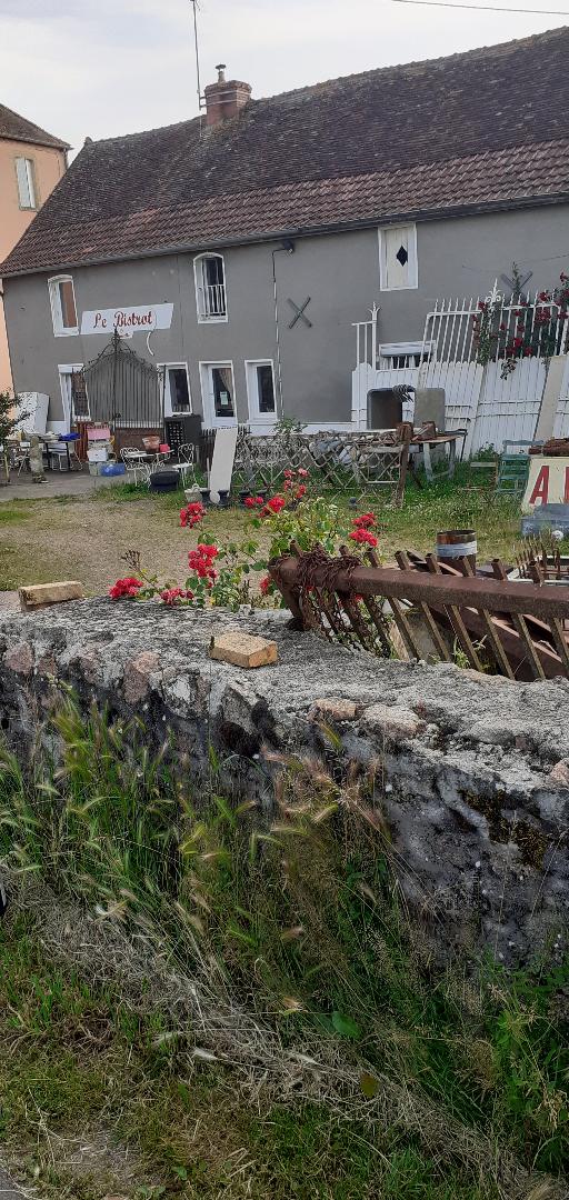 Opportunité exceptionnelle pour les amoureux de l ancien, chineurs passionnés ou porteur d un nouveau projet ( boulangerie café etc…)
Situé à 7 de la clayette et de son château 
Cette maison a une surface habitable de 155m2 des dépendances attenantes de 180m2 avec son four a pain plus un grenier de 70m2 
Un terrain de 923m2 ou on retrouve un magnifique puit 
La parie habitable se compose sur deux étages
Au rdc 3 grandes pieces et son wc
A l étage 3 chambres ainsi que une salle de bain avec sa douche à l italienne et wc
La brocante est implanté depuis 7 ans avec une clientèle agréable 
Possibilité de reprendre l activité ou le stock sera enlevé bien sûr lors de la vente 
N hésiter pas à me contacter