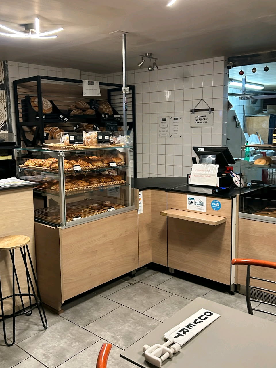 Dans le cadre magnifique de la commune de Bourdeilles (800 habitants), Boulangerie-pâtisserie à reprendre mi-septembre. Four à bois. L'ensemble du mobilier et du matériel est à vendre.
Location comprenant commerce au rez-de-chaussée et logement au premier étage.
Contact vendeur : 06 76 98 63 11