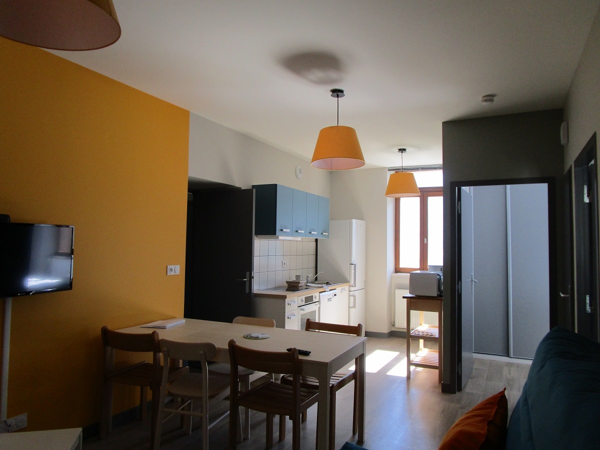 Mise en gestion d’une Auberge et d'appartements-gîtes 
 
La Commune de Saint Alban des Villards (Savoie) lance un appel à candidature pour la gestion et l’exploitation d’un commerce bar restaurant « Auberge le Triandou » et d’appartements-gîtes, sous la forme d’une autorisation d’occupation temporaire du domaine public.

Le bâtiment, regroupant l’auberge et les appartements, bénéficie d’une situation idéale au cœur d’un village de montagne.

Le commerce, entièrement équipé, dispose d’un bar, d’une salle de restaurant de 30 couverts, d’une terrasse et est mis en gestion avec une licence IV. Cette gestion peut convenir à un binôme. Possibilité de logement pour l’exploitant.

Les candidats intéressés sont invités à demander le dossier intégral d’appel à candidature auprès de la mairie par mail à mairie.stalbandesvillards@orange.fr (dossier disponible à compter du  4 septembre 2025). Les réponses à l’appel à candidature seront à déposer avant le vendredi 31 octobre 2025 à 12 heures par voie électronique ou voie postale à Mairie de Saint-Alban-des-Villards 25 route du Bessay Chef-lieu 73130 Saint-Alban-des-Villards.
Pour tout renseignement complémentaire, contact mairie :  04 79 59 44 67.