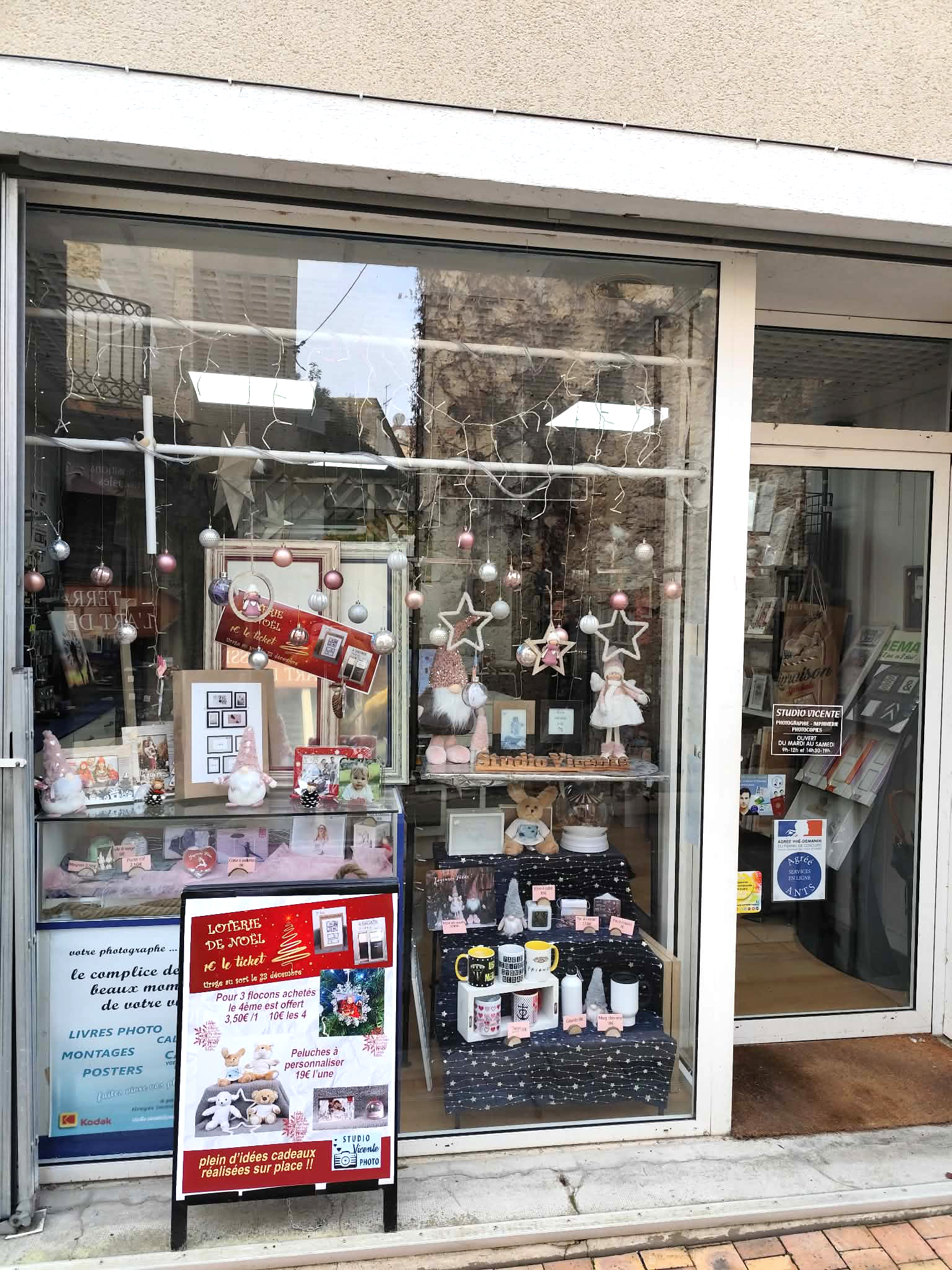 Cède fonds de commerce de photographie (tirages numériques, photos d’identité…) et de travaux d’impression (reprographie et imprimerie…). Exploitée depuis plus de 40 ans, le commerce est situé en plein coeur de ville, à quelques mètres d’un monument historique, avec de nombreuses places de parking gratuites à proximité immédiate. Local commercial de 20 m2 + studio photo de 25 m2 + bureau 15 m2 + 4 mètres linéaires de vitrine. 
Spécialisée dans la photographie des évènements de la vie, photos d’entreprises, photos scolaires, photos d’immobilier…
Les photos d'identité apportent un bon chiffre d’affaires et un flux important (juste à côté de la Mairie, pour les cartes identité et/ou passeport) et en version numérique pour les permis de conduire et les titres de séjour (agrément ANTS).
La boutique jouit d'une réputation solide et d'une présence établie dans le secteur. Clientèle fidèle majoritairement composée de particuliers, de collectivités locales, associations et entreprises, elle se complète d'une clientèle touristique en saison. Le loyer est très modéré, 3 000 €/an et le bail commercial se poursuivra. Aucun salarié n’est à reprendre. Le magasin est équipé de matériel de qualité. Il existe un fort potentiel de progression,