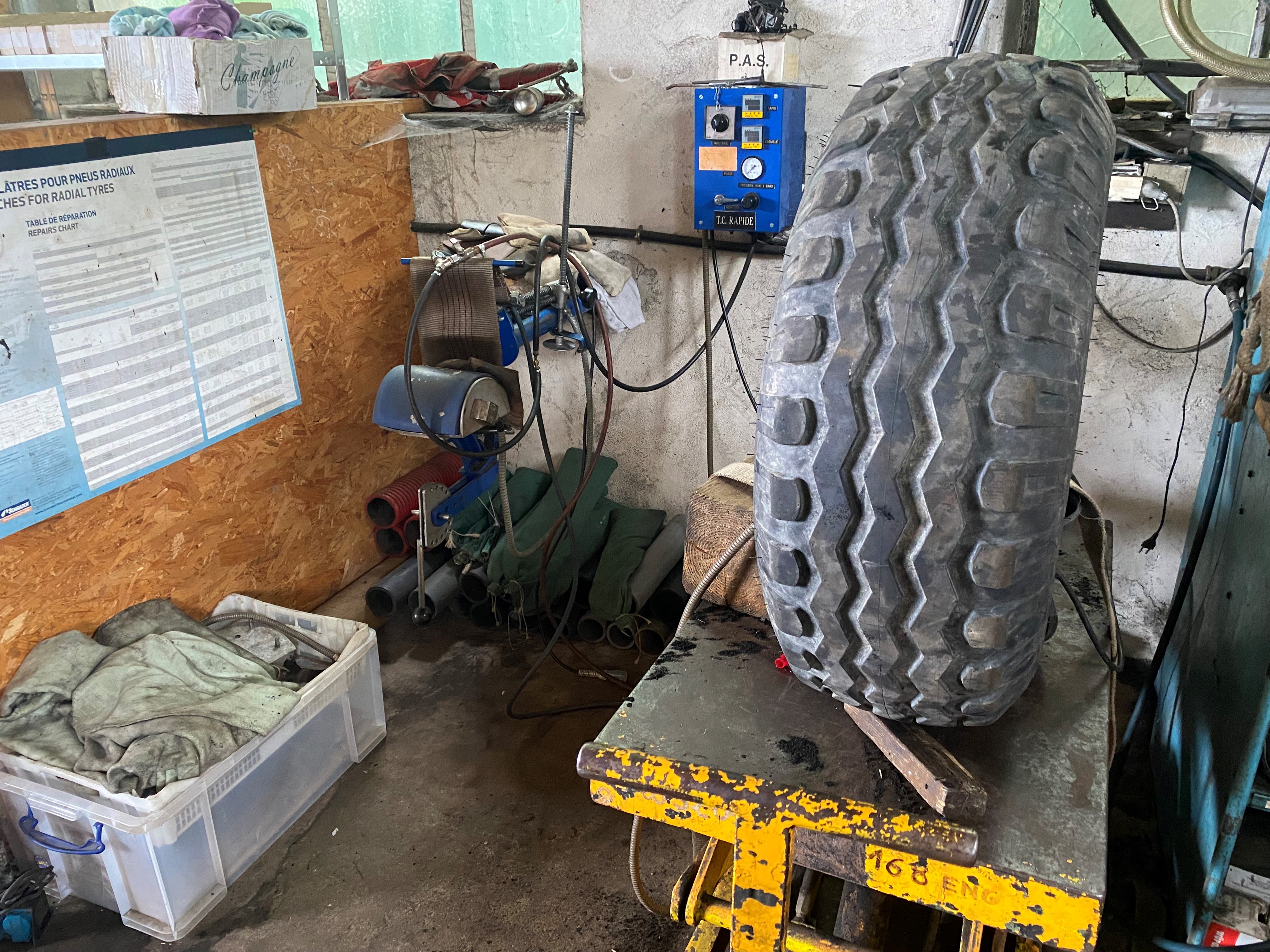 Localisation : Village dynamique de Haute-Loire, tous commerces, écoles et collèges.

Activité : Vente et montage de pneus (véhicules légers, utilitaires, agricoles selon équipement).
Entreprise individuelle, idéale pour une personne souhaitant s’investir dans une activité avec une clientèle locale fidèle. L’activité est bien implantée dans le tissu économique du secteur, avec une bonne visibilité et un local fonctionnel.

Points forts :
Faibles charges de fonctionnement.
Clientèle régulière.
Local bien situé, facile d’accès.
Potentiel de développement : diversification.
Opportunité : Reprise clé en main avec accompagnement possible.

Motif de cession : Changement de projet professionnel.