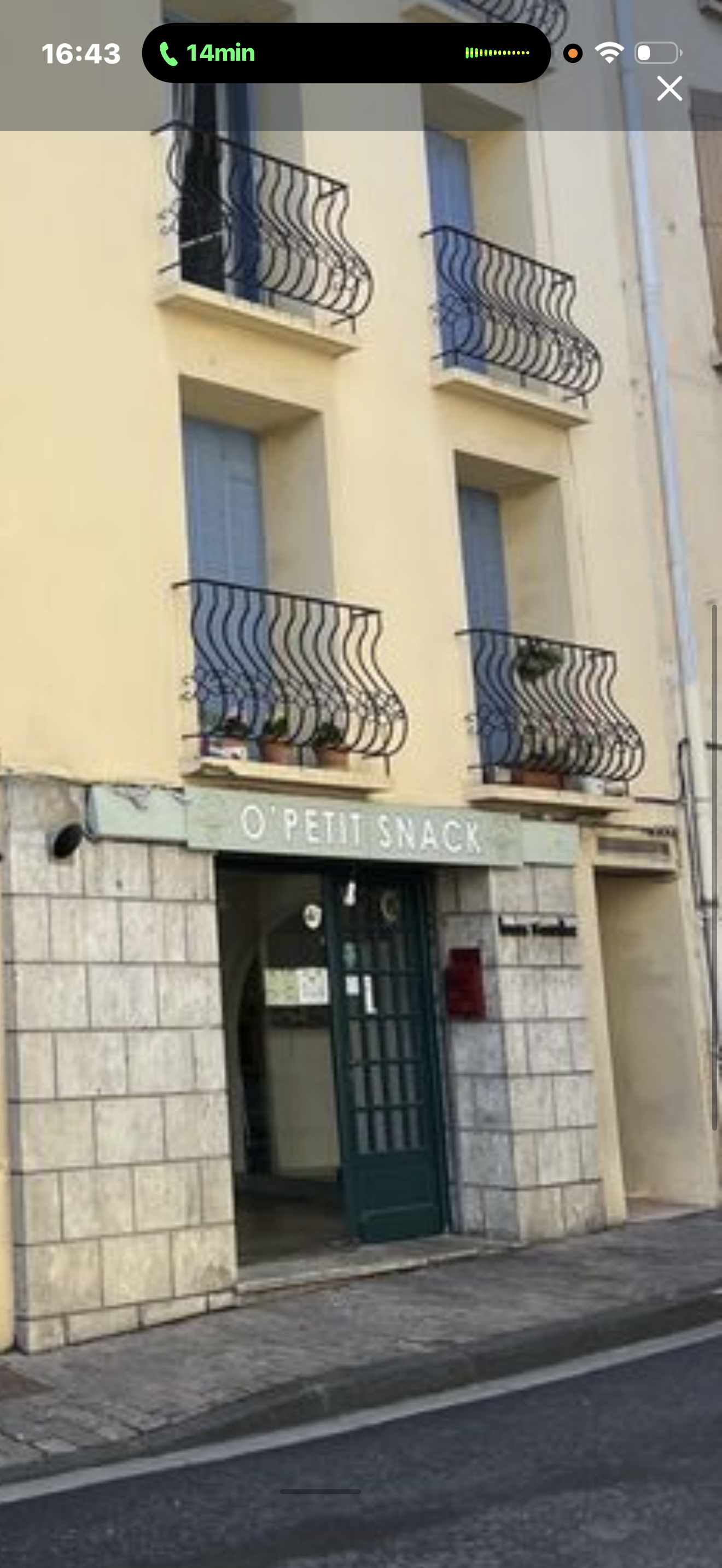 À VENDRE – DROIT AU BAIL SNACK / RESTAURATION RAPIDE – ARLES-SUR-TECH

Opportunité idéale pour une première affaire ou un projet de développement.

Snack de village situé à Arles-sur-Tech, emplacement stratégique sur l’axe principal du village, à seulement 30 km de la mer et à proximité immédiate de la montagne.

Établissement exploité depuis 2 ans avec une activité principalement orientée :
• Burgers
• Kebab
• Tacos

Vendu avec tout le matériel clé en main :
• Friteuse double
• Plancha
• Congélateur colonne
• Frigo boissons
• Presse à tacos
• Saladette réfrigérée
• Plans de travail inox x2
• Micro-ondes
• Évier
• Évier lave-mains
• Petit matériel de restauration 

Horaires actuels : 11h30-13h30 et 18h30-21h.

Affaire saine avec un chiffre d’affaires d’environ 90 000 €.

Important potentiel de développement :
• Mise en place de la livraison
• Ouverture 7j/7
• Développement de nouvelles gammes ou horaires

Actuellement exploité avec un fort confort de vie :
• Fermeture 2 jours par semaine
• 3 à 4 mois de congés par an

Clientèle locale et touristique.
Loyer 200€ mensuel 

Idéal couple ou personne souhaitant développer une activité rentable dans un cadre de vie recherché entre mer et montagne.

Plus d’informations sur demande.
Possibilité de logement