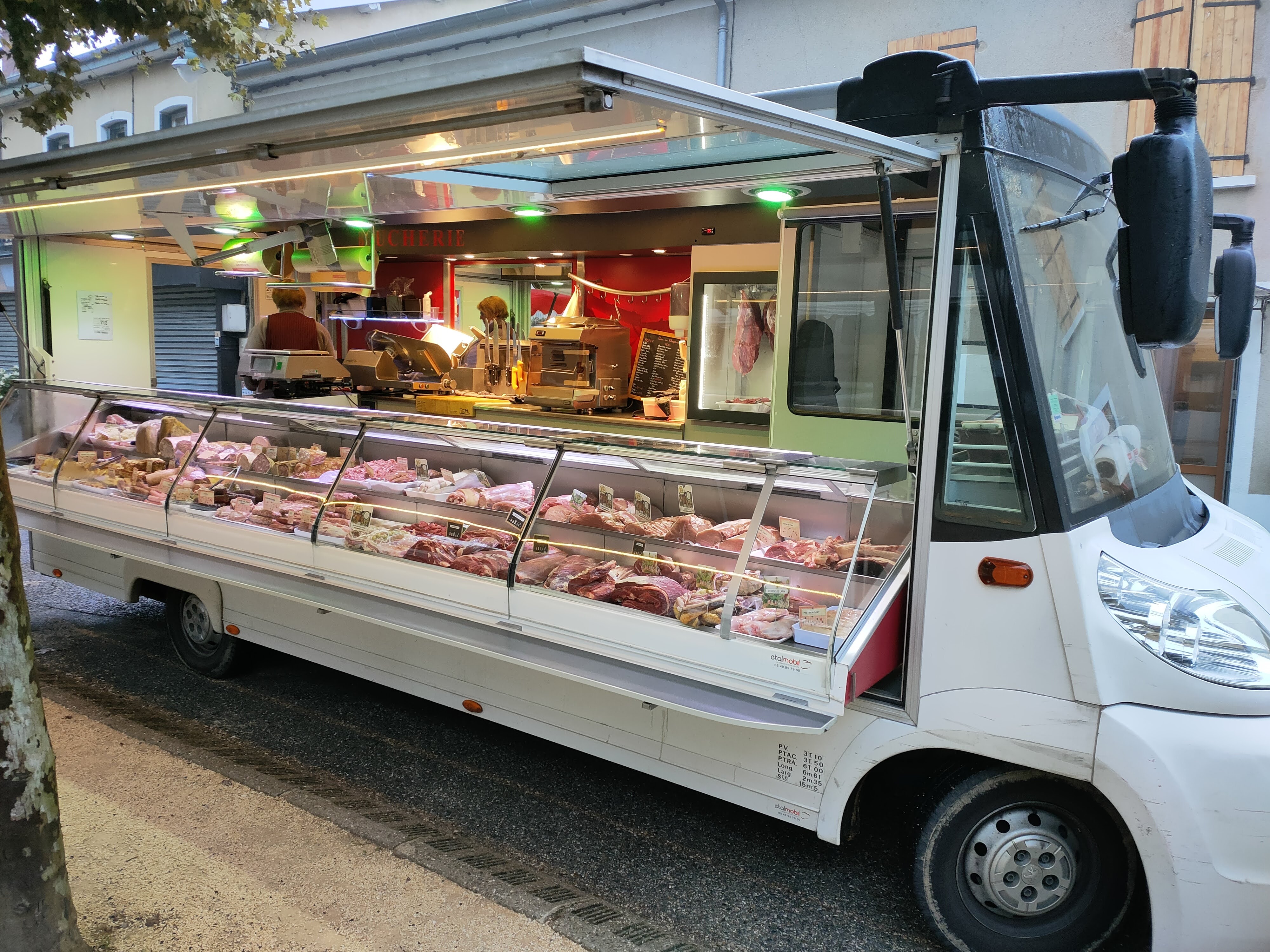 Fond de commerce Boucherie Charcuterie Camion magasin 
1 magasin de 25m2 
1 laboratoire  30m2 
2 chambre Froide 
1 pièce privé 23m2 (bureau, cuisine )
1 garage de 50m2 pour le camion , stockage 
1 camion panoramique de 7m50 de 2012 
le tous est en Bonne état et entretenu 
pour un loyer de 350€ par mois 
la boucherie offre une clientèle locale et fidélisé ainsi qu'une clientèle associative .
Nos marchés ce trouvent ,dans des villages touristique à 20 km autour du magasin.
Albon   dans le nord de la Drome à 80km de Lyon et 30km de Valence
c'est un petit village dynamique et en pleine expansion, qui offre different commerce Boulangerie , restaurants, bar tabac spar, coiffeur .
Bon CA fermeture Dimanche, lundi