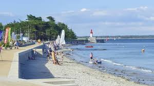 LOCTUDY (29)  RESTAURANT 200 M2

Situé en bord de mer à proximité du port et des plages (800 m), UNIQUE, à vendre Restaurant exploité depuis 10 ans bien connu des locaux et à plus de 40 Km, apprécié par la clientèle touristique en Saison et les locaux ; ouvert à l'année depuis 10 ans

Grande salle d'une capacité de 60 à 75 couverts intérieur (avec possibilité de la porter à 90) et 30 en terrasse en saison

Cette affaire dispose également d’une Licence IV d'un grand comptoir-bar (aménageable avec tireuses). Licence IV non exploitée

Pas de personnel à reprendre, très bon CA et bon ticket moyen (donné sur RDV )

Vendu avec tout le mobilier + machine à café (pas de contrat en cours, tout matériel est en pleine propriété) + matériels cuisine (piano 4 feux, friteuses, frigos, lave-vaisselle pro avec 2 plonges, sanitaire avec douche, réserve aménageable. Norme PMR, PMR Toilettes clients, grande salle 200 M2. Grande baie vitrée. Parking devant, accessible facilement, meuble présentoir à vin, desserte cliente, tables + banquettes + tables et chaises terrasses – 2 ans. Norme électrique contrôlé chaque année, grande hotte cuisine + caisse + pages réseaux sociaux

A développer toute l’année (sur place, à emporter, en livraison, comme on veut) : crêperie, Brasserie, saladerie, Moules, poisson, viandes, tout manque pour s’amuser et venir compléter son offre. Manque de toutes ces offres à l’année et en saison (manque aussi un restaurant de viandes et de poissons)

Loyer mensuel de 650 € (grande réserve inclus)