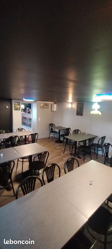 Opportunité à saisir :
Fond de commerce Bar Snack Brasserie situé au nord de la Thiérache, au coeur du village et face à une zone industrielle très dynamique de 800 salariés.
Forte activité pendant la pause déjeuner, clientèle fidèle.
Ventes de frites maison, pièces de boeuf, burgers, plats du jour et bières spéciales (7 tirages!)
Soirées à thèmes et diffusion d événements sportifs.
Le fond est composé d'un local commercial de 70m2 et d'une extension en containers aménagés de 30m2 (total 100m2 pour 55 places assises), d'une terrasse de 100m2 et d'un Roof top de 35m2 (+ grand parking). Il dispose également d'une cave pour le stockages des boissons et d'une arrière cuisine.
La cuisine est équipée de matériel frigorifique et de cuisson récent.
Vous bénéficierez de la licence 4 et de l'agrément FDJ ( obtenu en 07 2022)
Pas de contrat brasseur.
CA en constante évolution. fermé le lundi et samedi (+ 4 semaines de congés par an)
Bilans à l'appui si intéressé.
Loyer 700€ ( local commercial et logement 4 pièces à l'étage)
Prix : 115000€ (discutable)