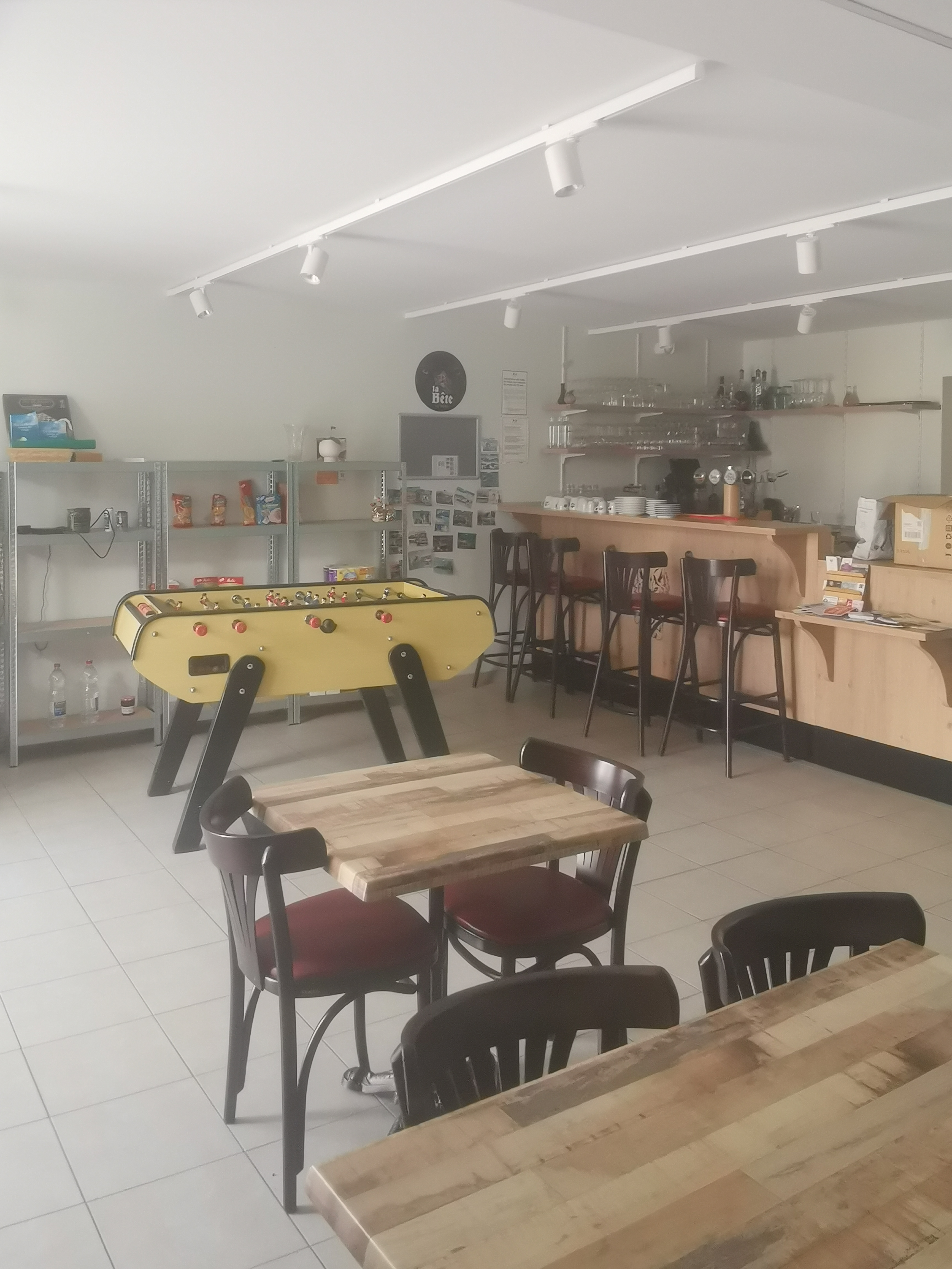 Café-Restaurant Multiservices – Opportunité Clé en Main !

Description :
Profitez d’une belle opportunité avec ce café-restaurant multiservices prêt à accueillir jusqu’à 30 assiettes. Idéal pour un projet entrepreneurial ou une reprise d’activité, ce fonds de commerce est prêt à fonctionner avec tout le nécessaire pour démarrer rapidement.

Détails de l’offre :
- Fonds de commerce : 10 000 €
- Mobilier et ustensiles de cuisine : 5 000 € (liste détaillée disponible sur demande)
- Loyer mensuel local commercial : 360 €
-  Option logement : Appartement de 57 m² avec une chambre, loyer mensuel de 357 €
-  Contrat LA POSTE : Avec rémunération

Atouts :
✅ Emplacement idéal pour une clientèle variée
✅ Équipement complet pour une reprise immédiate
✅ Possibilité de logement sur place pour plus de commodité

Contactez la Mairie dès maintenant pour visiter et discuter de cette opportunité !