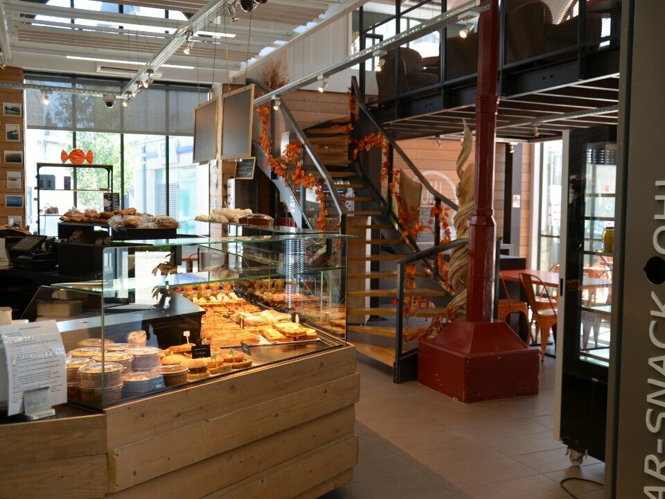 Fonds de commerce à vendre, idéalement situé en plein centre-ville d’Ancenis-Saint-Géréon. Ce local de 104 m², avec mezzanine et possibilité de terrasse sur le domaine public, se trouve sur le parvis des halles. À seulement 40 mètres de la mairie, 100 mètres du château, 200 mètres du pont et d’un collège-lycée, il bénéficie d’un emplacement stratégique.

Le local comprend un espace boutique et une réserve, avec accès possible à des sanitaires pour les clients et le personnel. Refait à neuf en 2019, il est également à proximité de plusieurs parkings en zone bleue, offrant ainsi une grande commodité.

Idéal pour une activité de petite restauration, ce fonds de commerce représente une opportunité unique dans un environnement dynamique et très fréquenté.