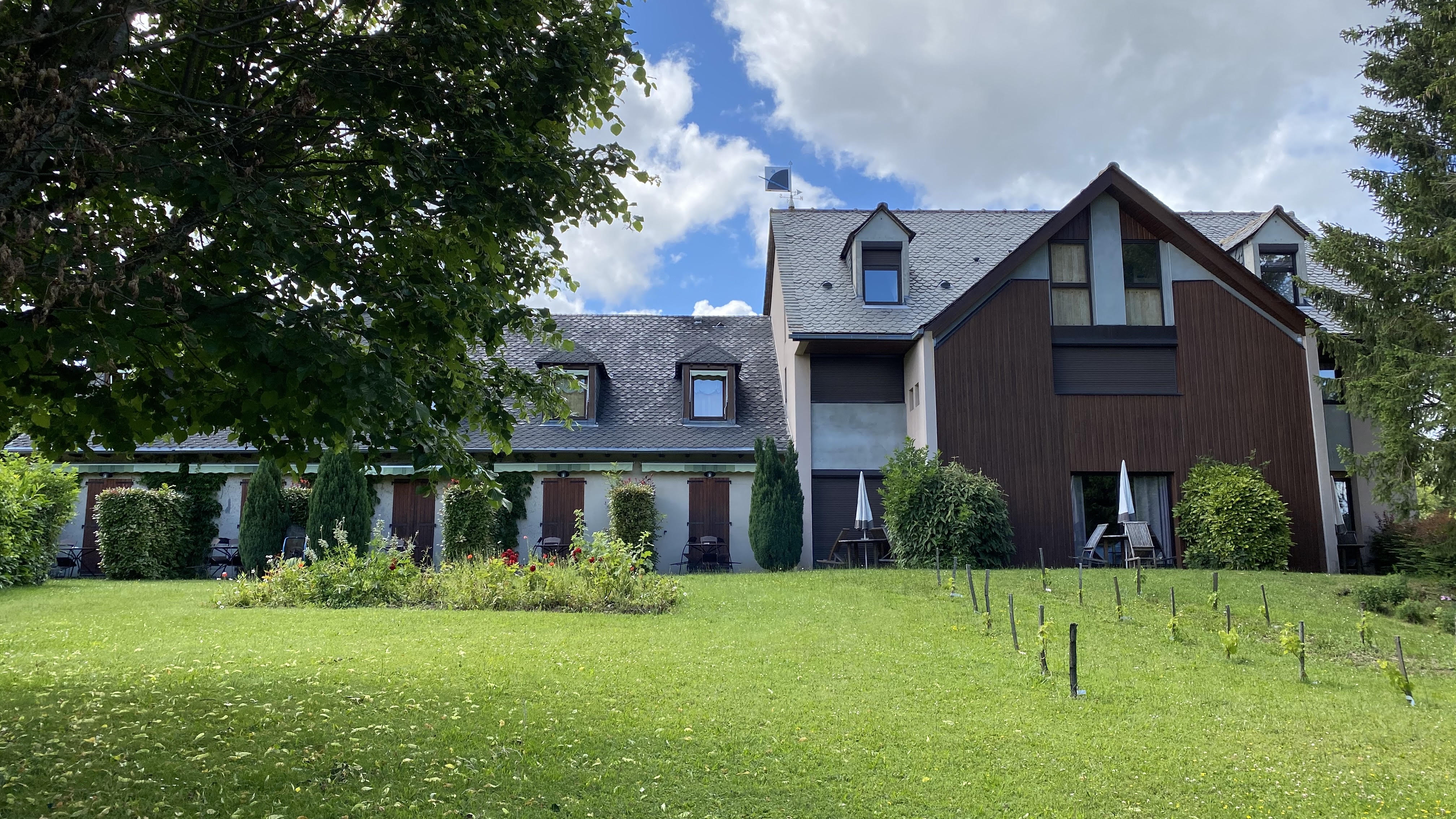 Murs+Fond de commerce à céder. Entièrement rénové !! Pas de travaux à prévoir 
18 chambres et grande salle de restaurant (60 couverts)+terrasse (neuve aussi) de 40 places.
Très bonne situation concurrentielle. Activité en hausse depuis 5 année consécutives. 
Appartement de fonction (120m2) 3 pièces 

Idéale pour un couple !